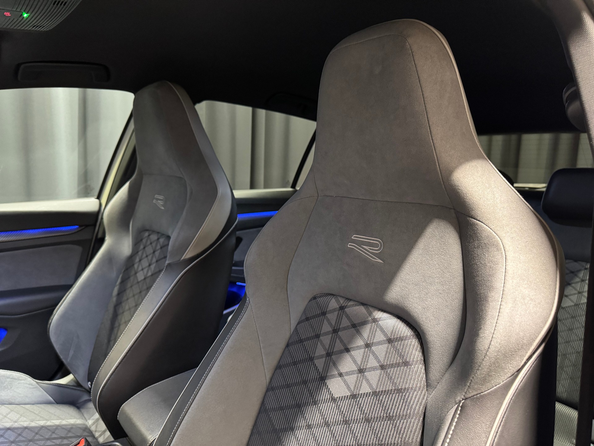 VW Golf 1.5 eTSI mHEV ACT R-Line 75 Edition DSG (15)-image-9