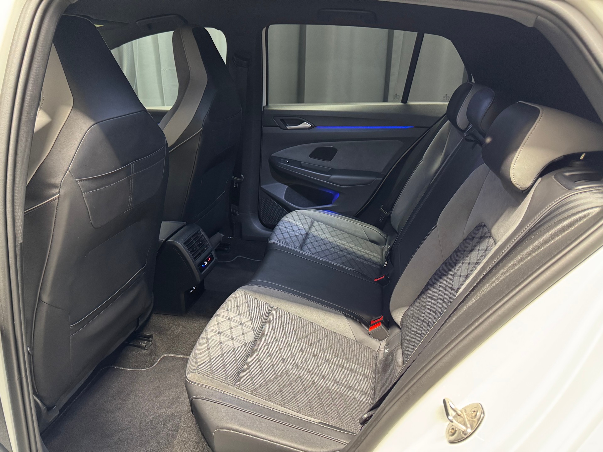 VW Golf 1.5 eTSI mHEV ACT R-Line 75 Edition DSG (15)-image-10