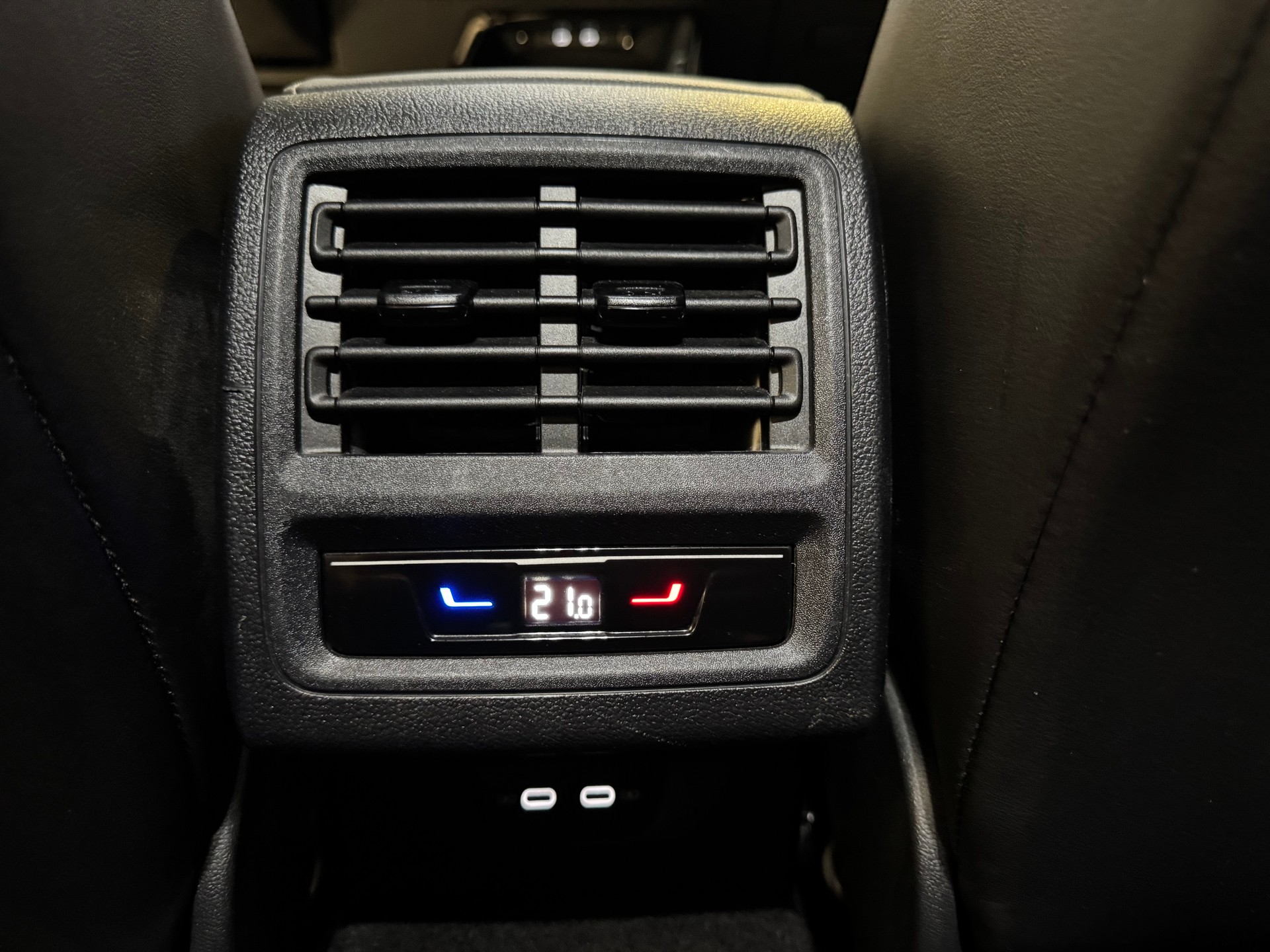 VW Golf 1.5 eTSI mHEV ACT R-Line 75 Edition DSG (15)-image-23