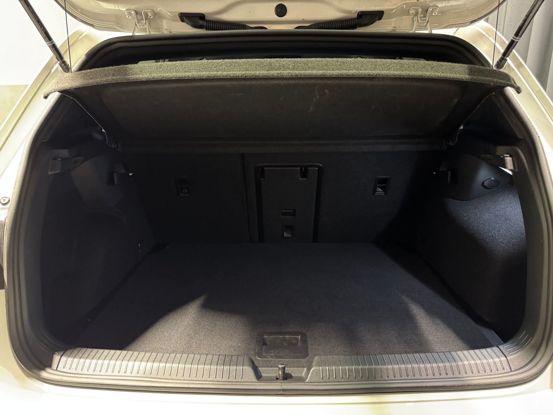 VW Golf 1.5 eTSI mHEV ACT R-Line 75 Edition DSG (15)-image-24