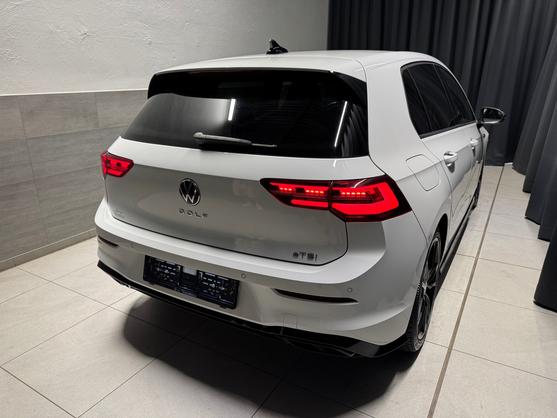 VW Golf 1.5 eTSI mHEV ACT R-Line 75 Edition DSG (15)-image-6