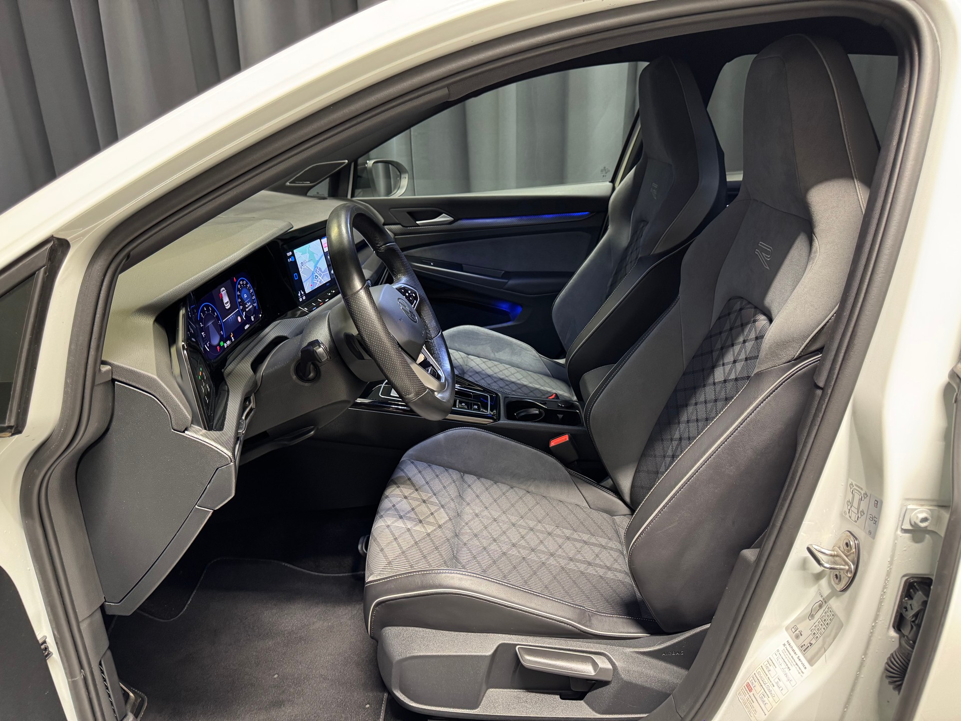 VW Golf 1.5 eTSI mHEV ACT R-Line 75 Edition DSG (15)-image-8