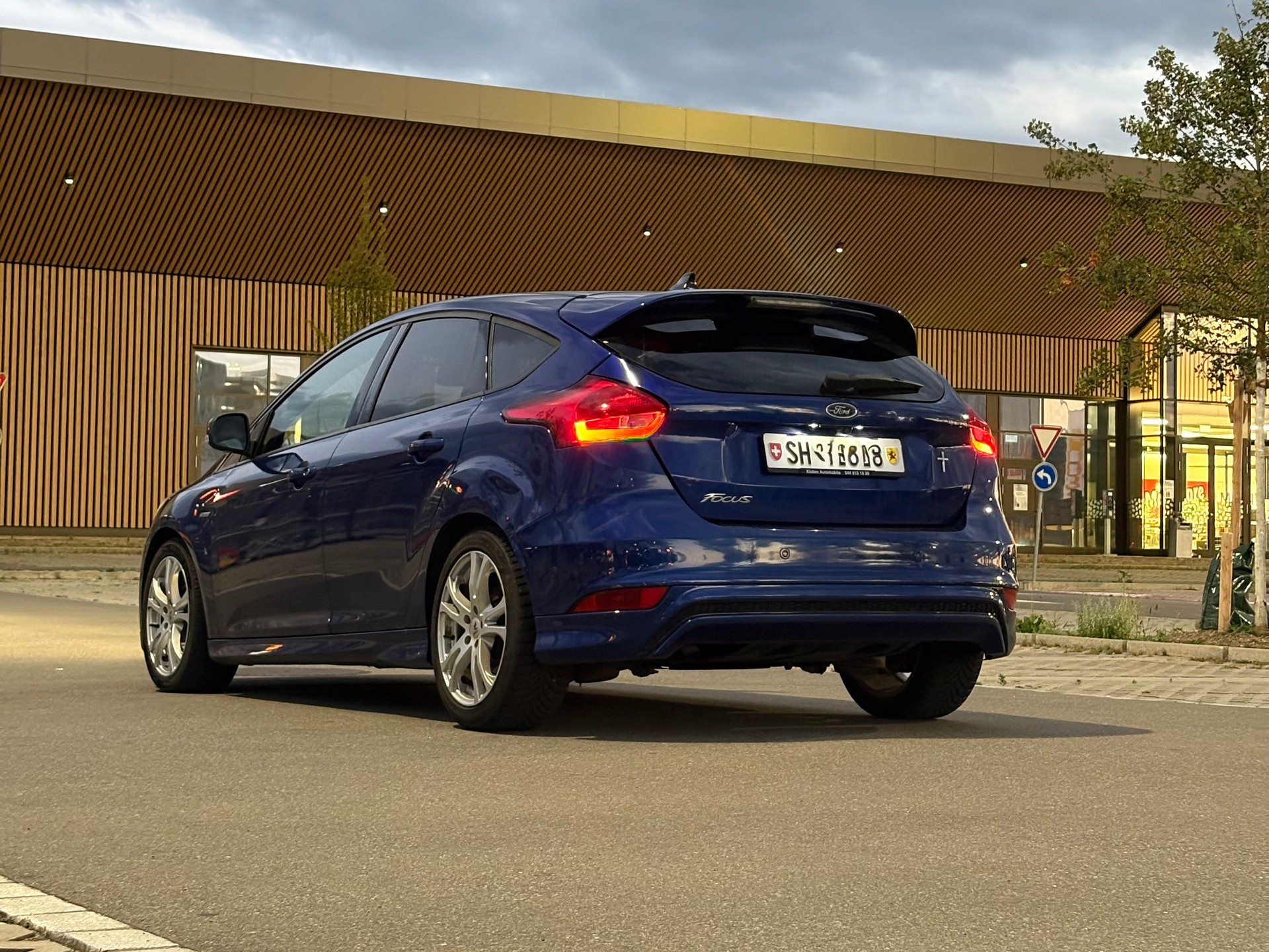 FORD 1.0i EcoB 125 ST-Line MFK + Service + Garantie | Top gepflegt-image-2