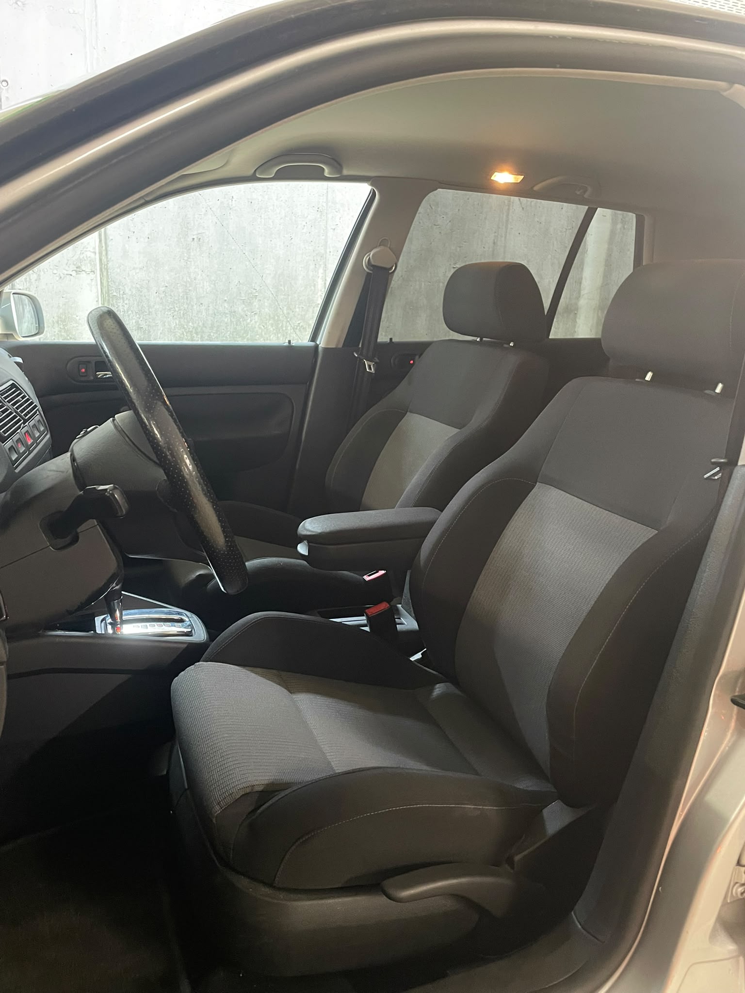 VW Golf 1.6 Pacific Automatic-image-8