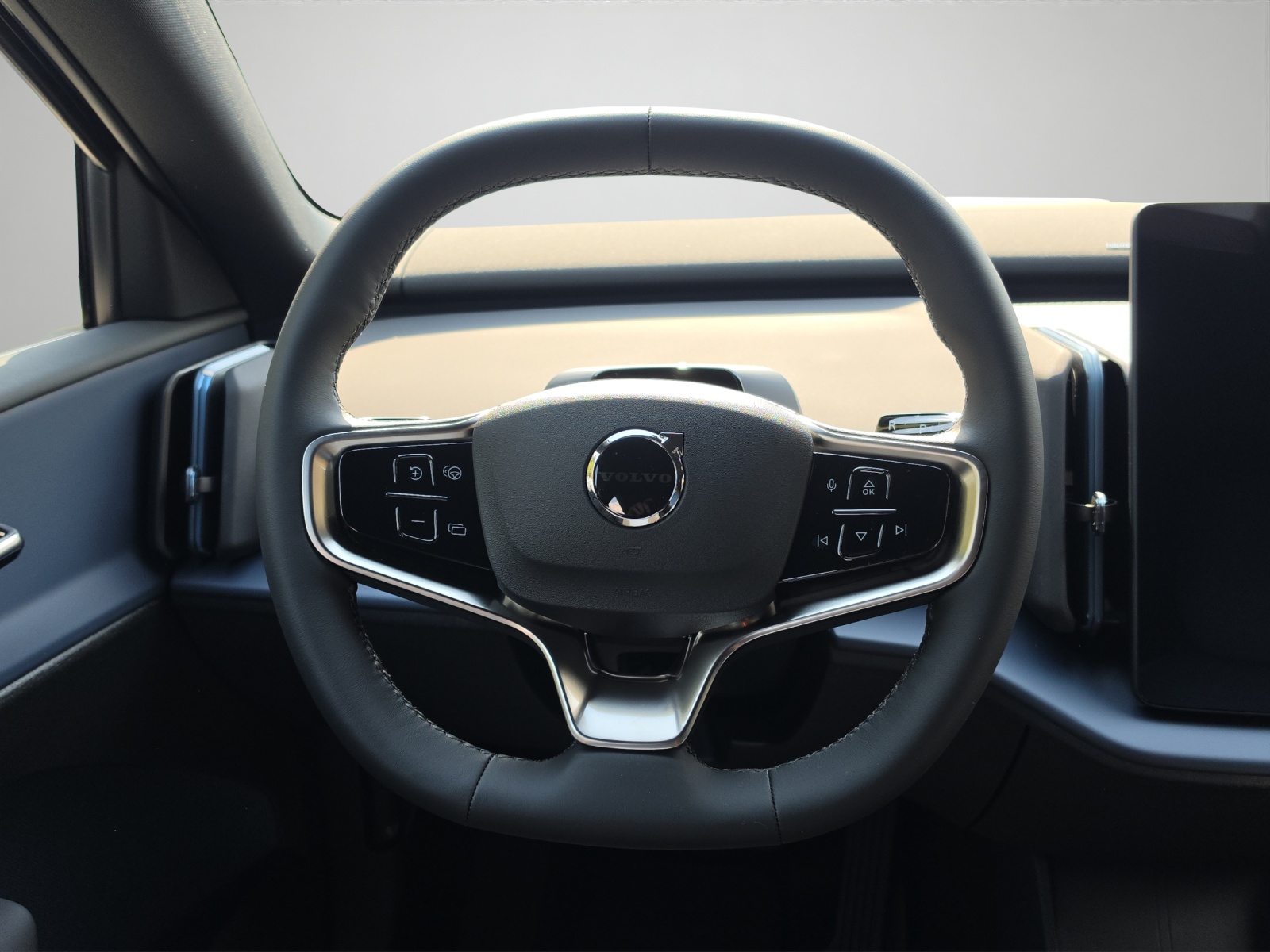 VOLVO EX30 Cross Country P8 69 kWh AWD Plus-image-10