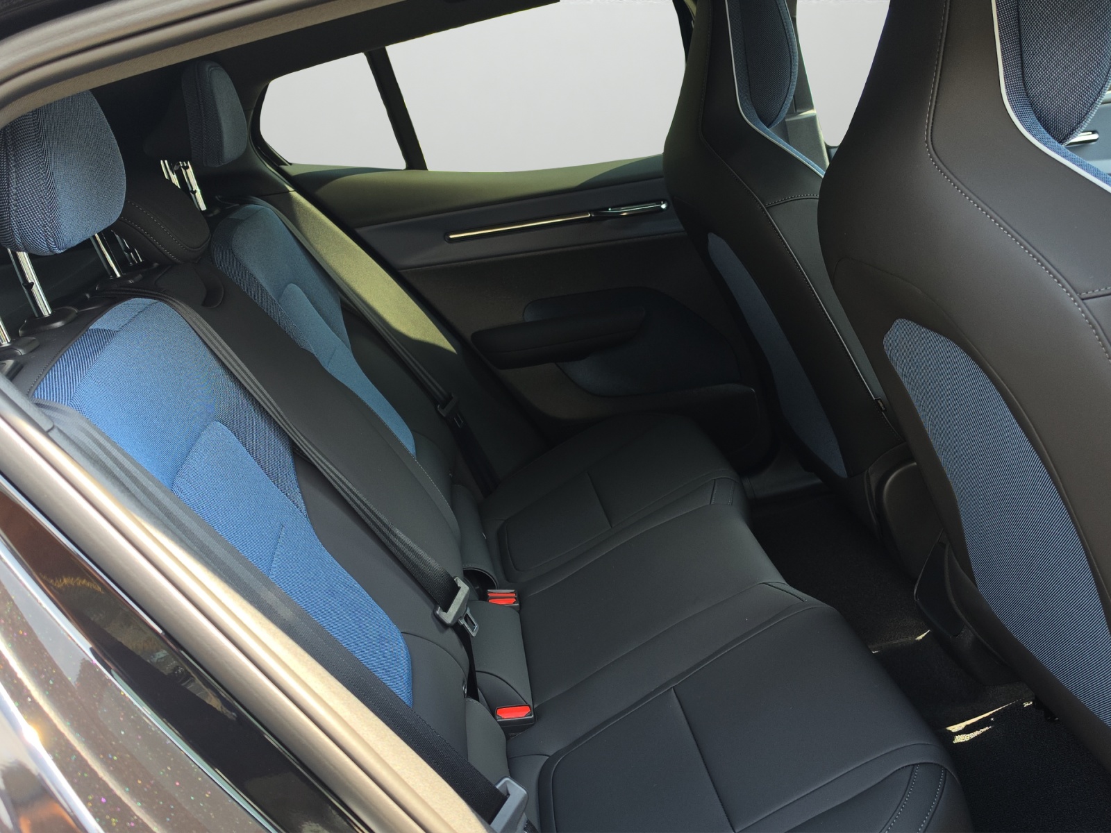 VOLVO EX30 Cross Country P8 69 kWh AWD Plus-image-15