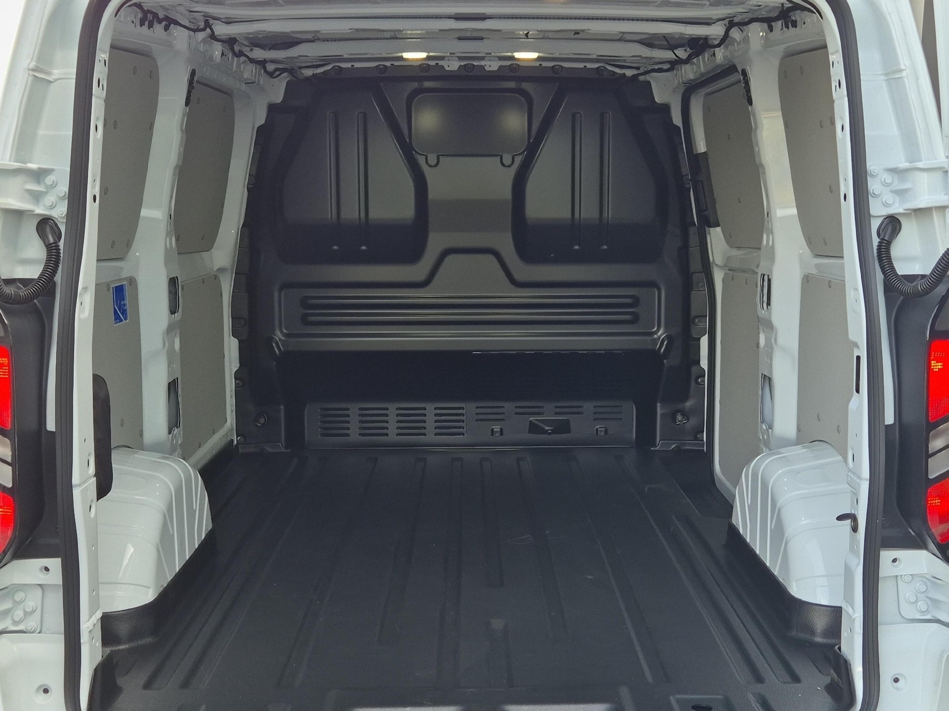FORD Transit C Van 320 L1 2.5 Duratec 233 Trend PHEV 0.99% Leasing-image-13