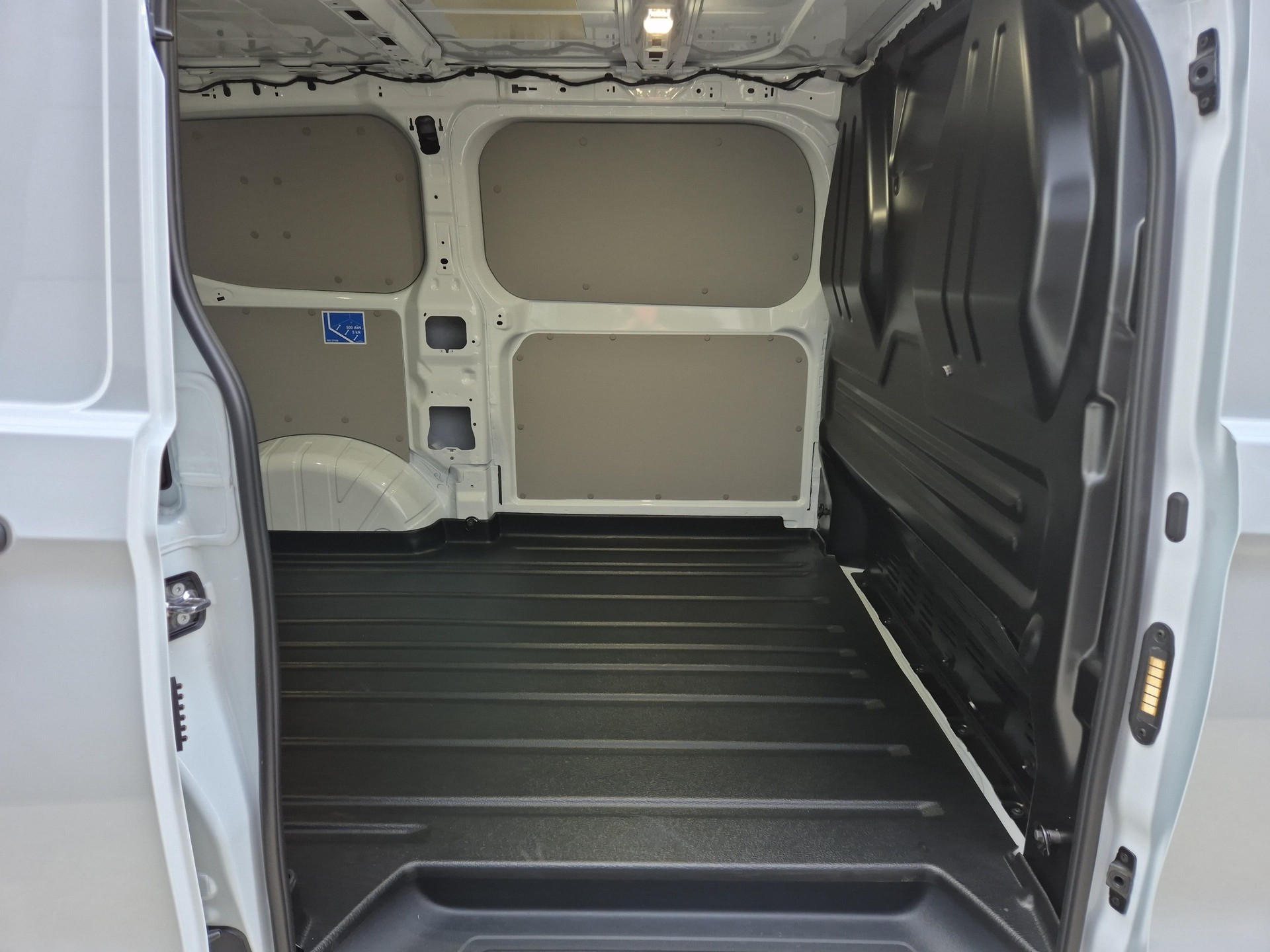 FORD Transit C Van 320 L1 2.5 Duratec 233 Trend PHEV 0.99% Leasing-image-10