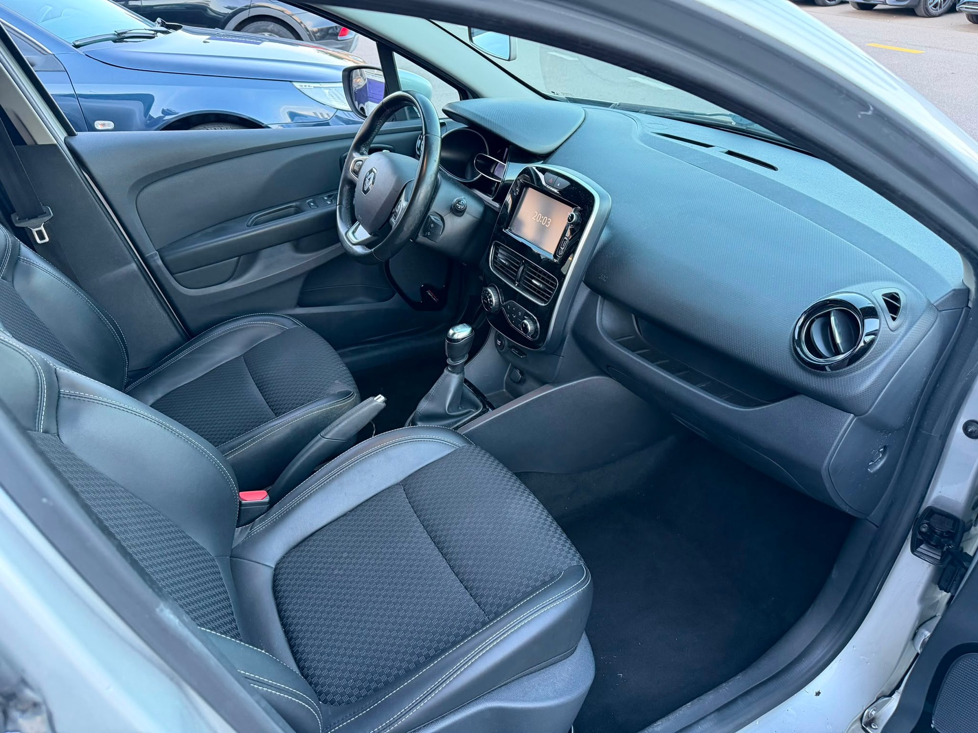 RENAULT Clio 1.2 16V T Intens-image-9
