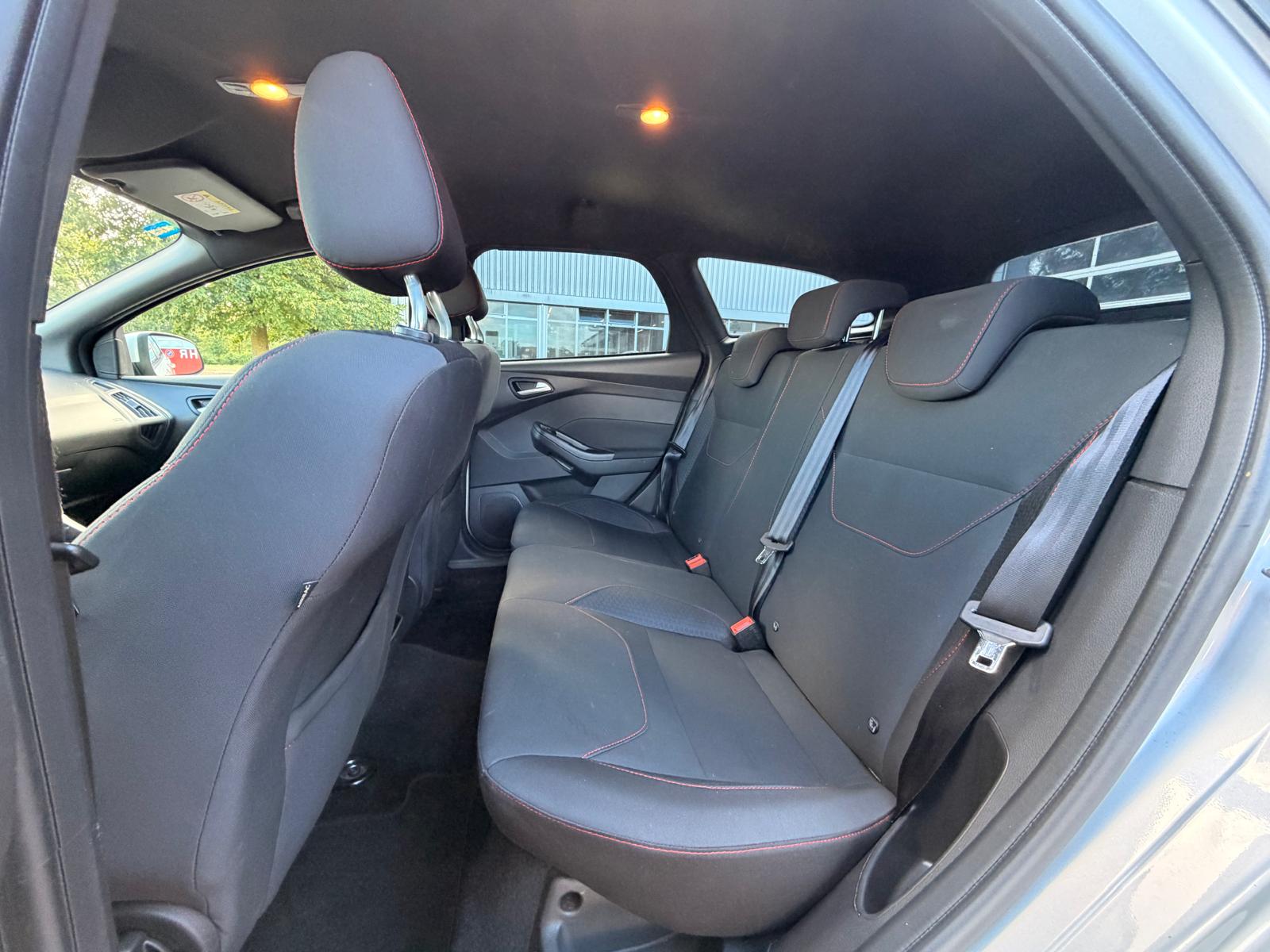 FORD Focus 1.5 SCTi ST Line Automatic-image-14