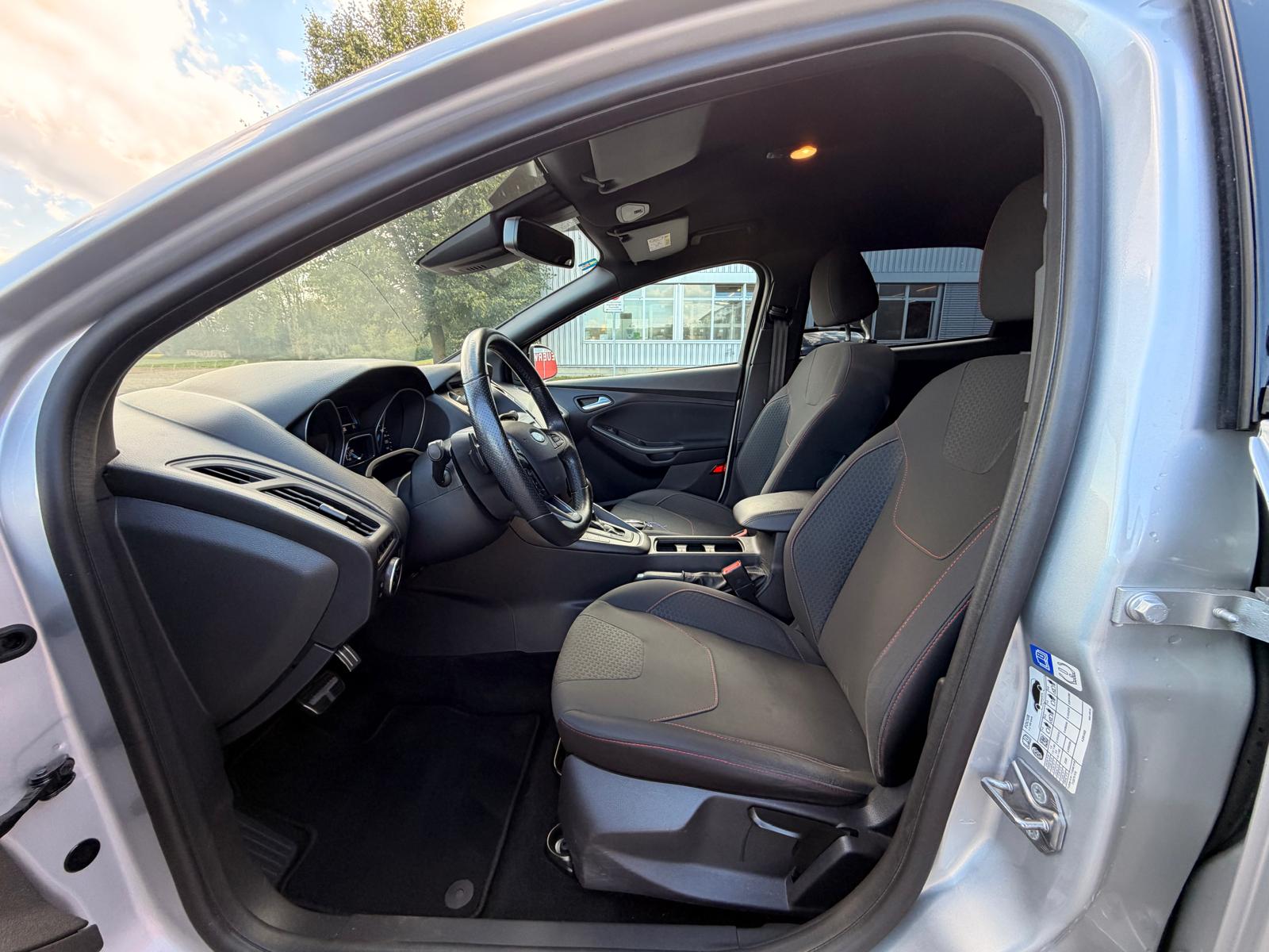 FORD Focus 1.5 SCTi ST Line Automatic-image-9