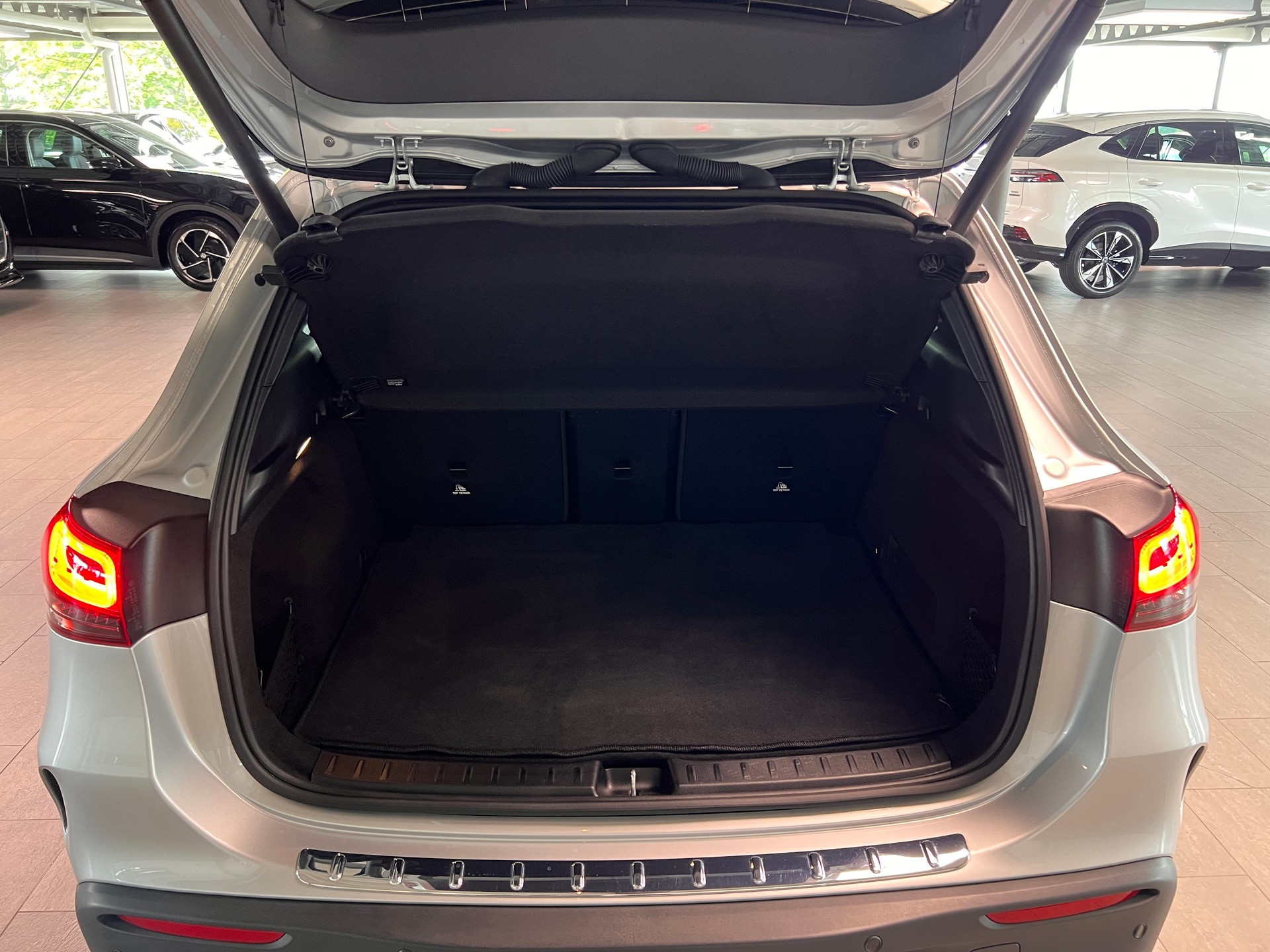 MERCEDES-BENZ EQA 350 4Matic Swiss Star-image-6