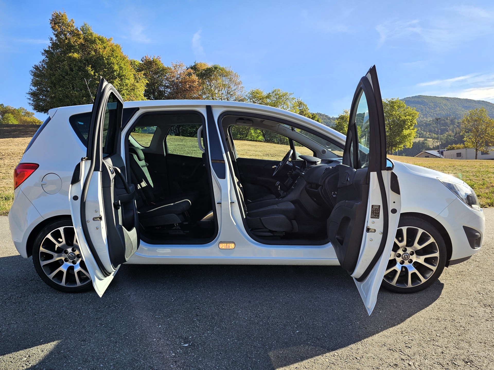 OPEL Meriva 1.4 Turbo Anniversary Edition-image-8