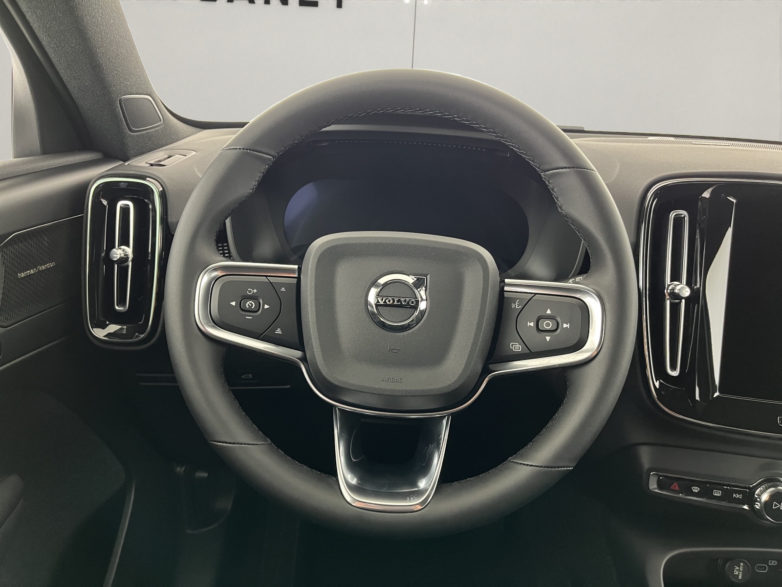 VOLVO EX40 Twin Black Edition AWD-image-13