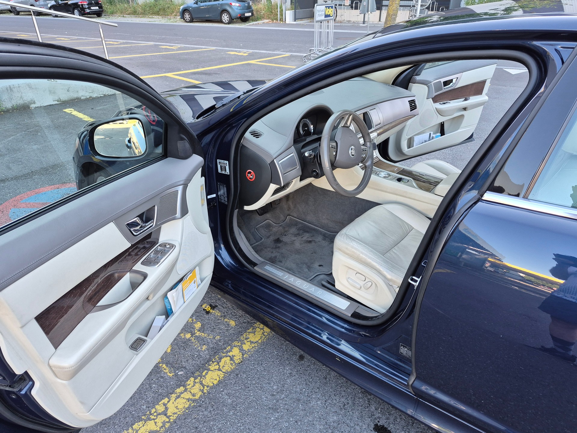 JAGUAR 3.0 V6 Premium Luxury-image-3