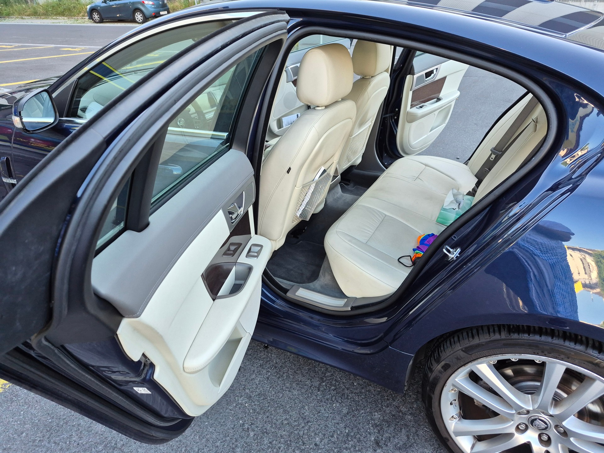 JAGUAR 3.0 V6 Premium Luxury-image-4