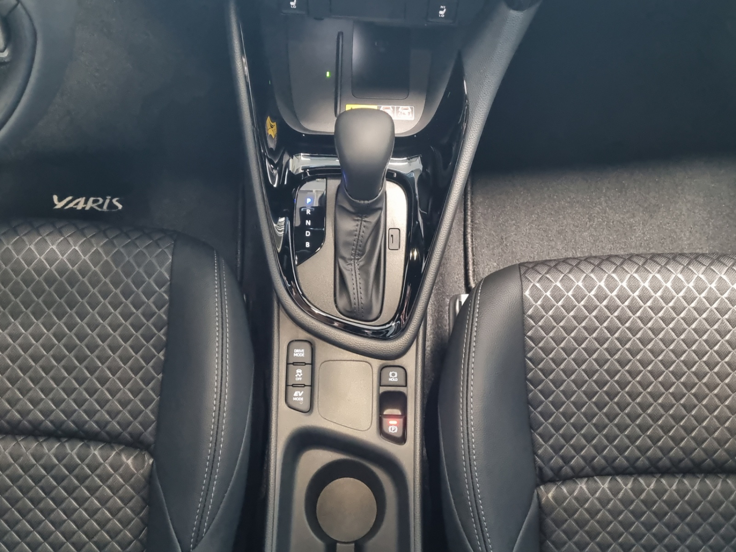 TOYOTA Yaris 1.5 VVT-i HSD Premium-image-14