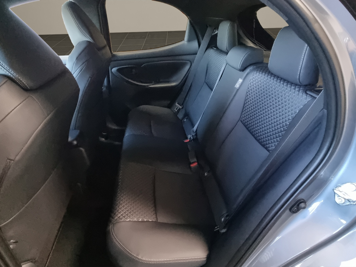 TOYOTA Yaris 1.5 VVT-i HSD Premium-image-9