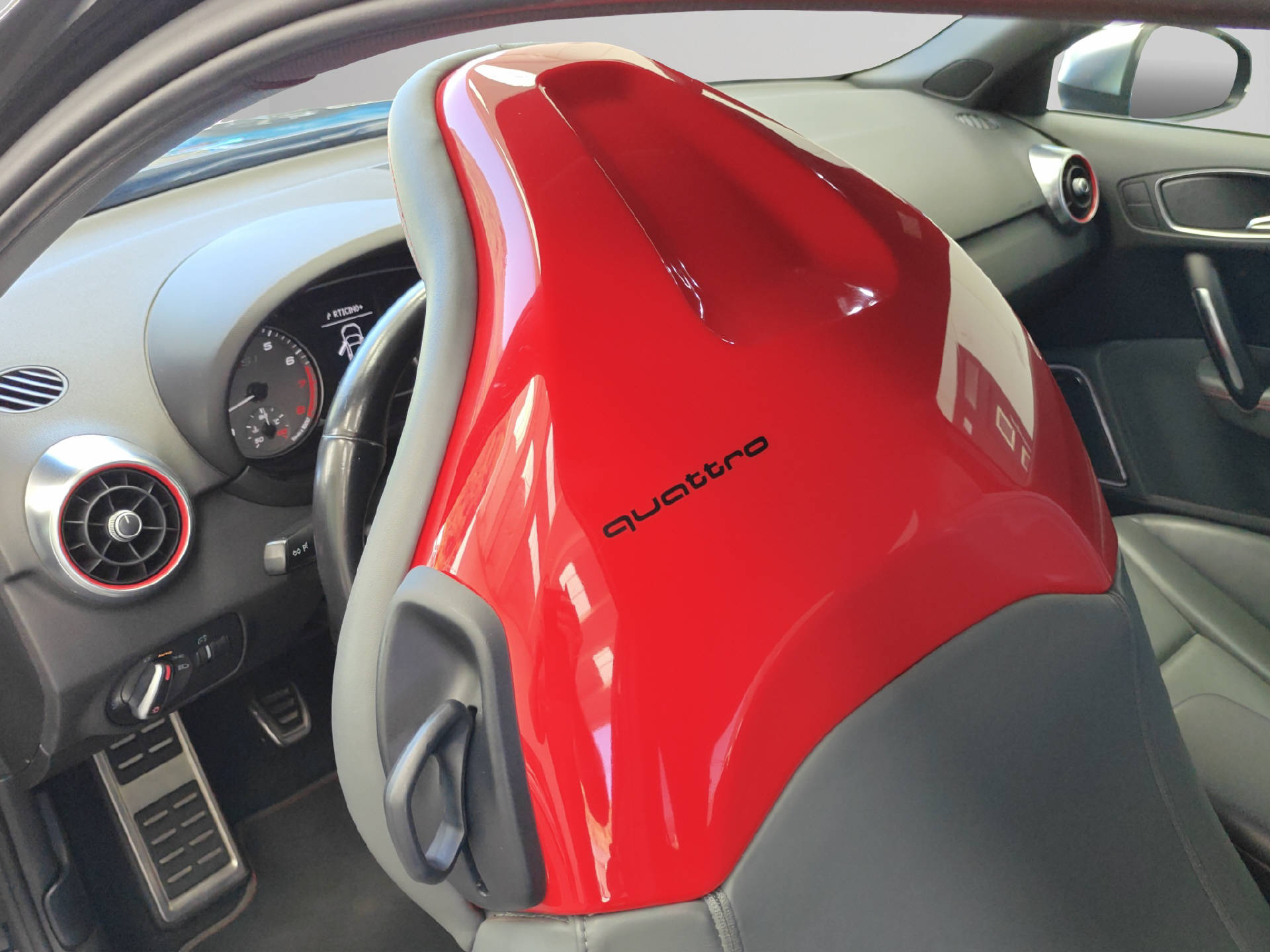 AUDI S1 2.0 TFSI quattro-image-12