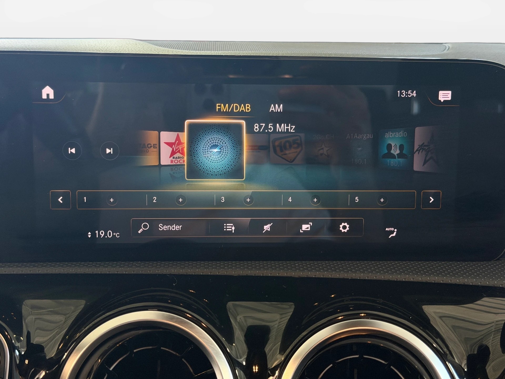MERCEDES-BENZ A 200 Progressive 7G-DCT | Limousine | Frisch MFK | Ab Service | Navi | RF-Kamera-image-19