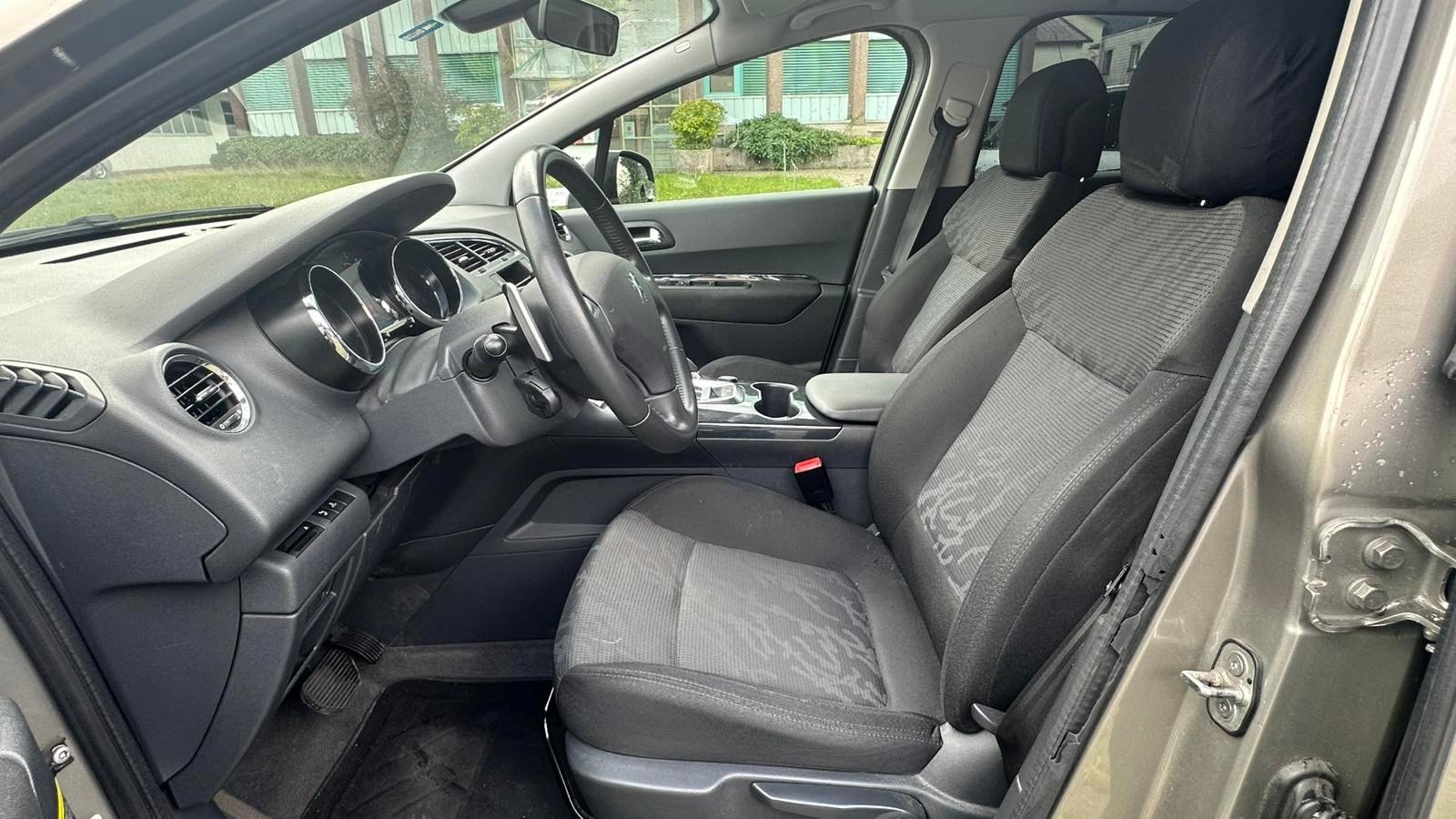 PEUGEOT 3008 1.6 HDI Sport-image-9