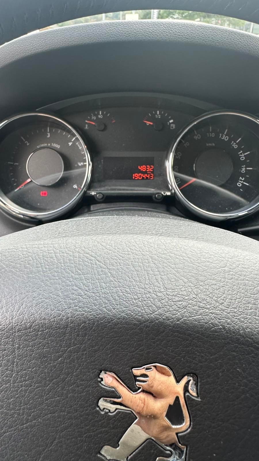 PEUGEOT 3008 1.6 HDI Sport-image-7