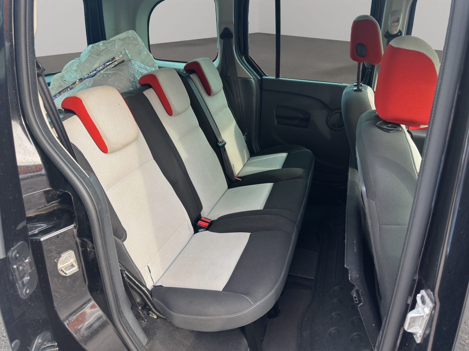 RENAULT Kangoo 1.6 16V Happy Family-image-16