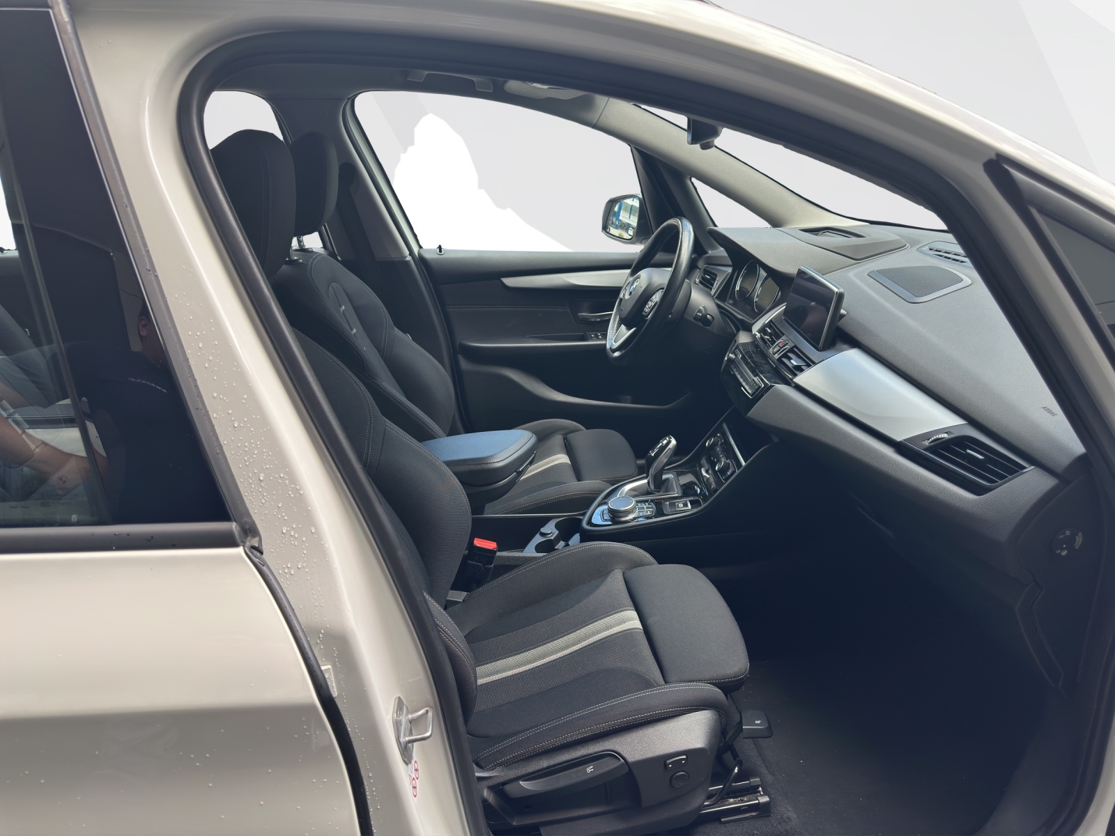 BMW 218d xDrive Gran Tourer-image-12