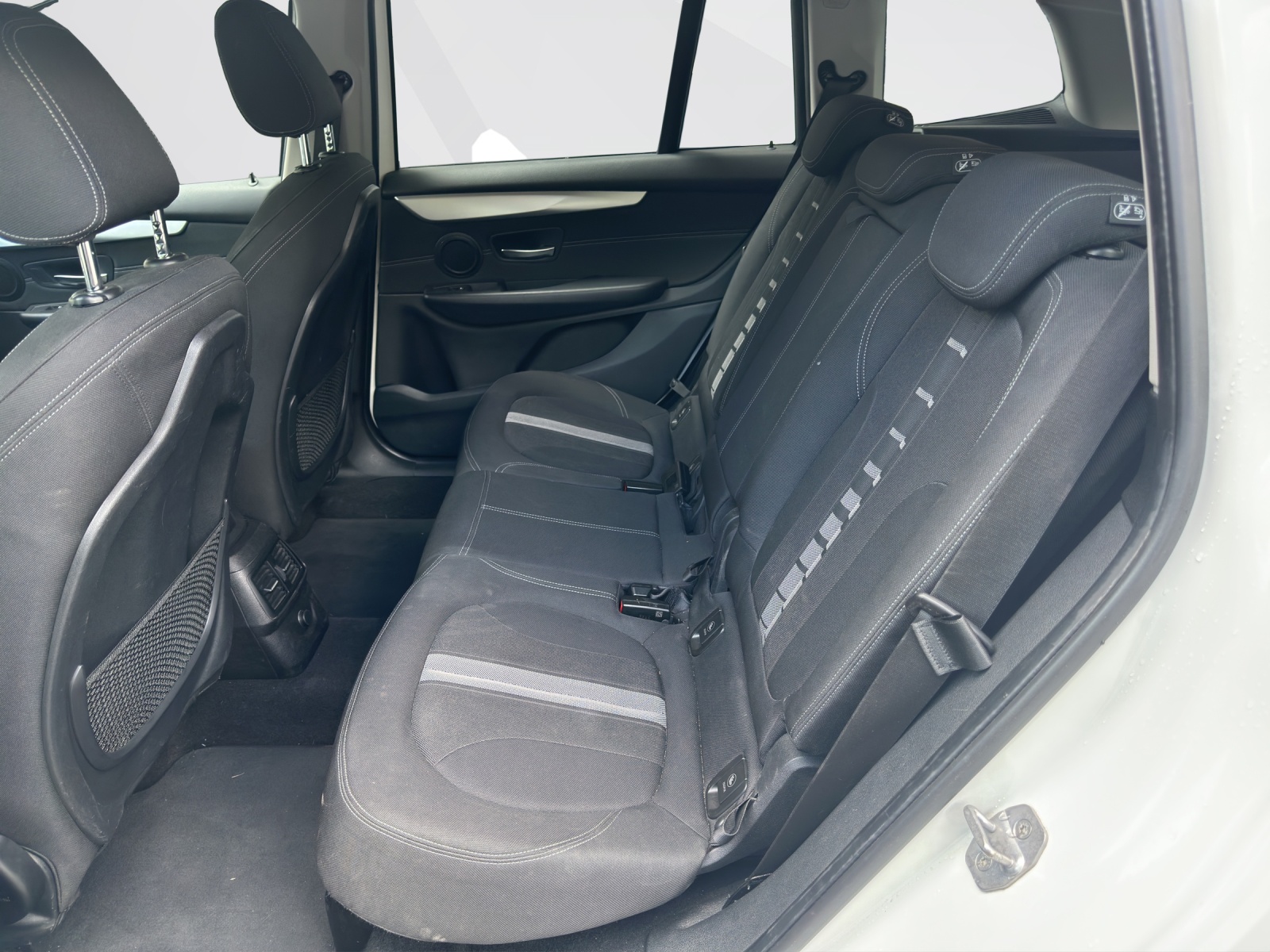 BMW 218d xDrive Gran Tourer-image-13