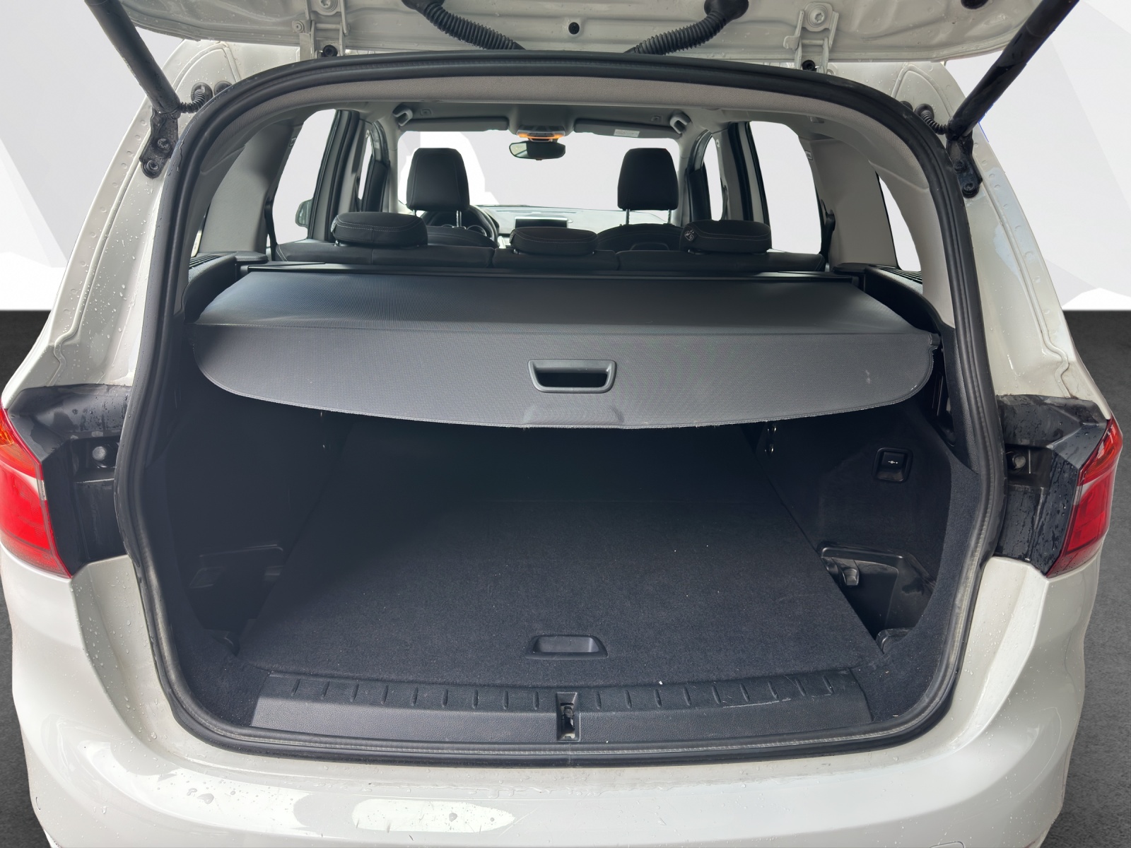 BMW 218d xDrive Gran Tourer-image-14