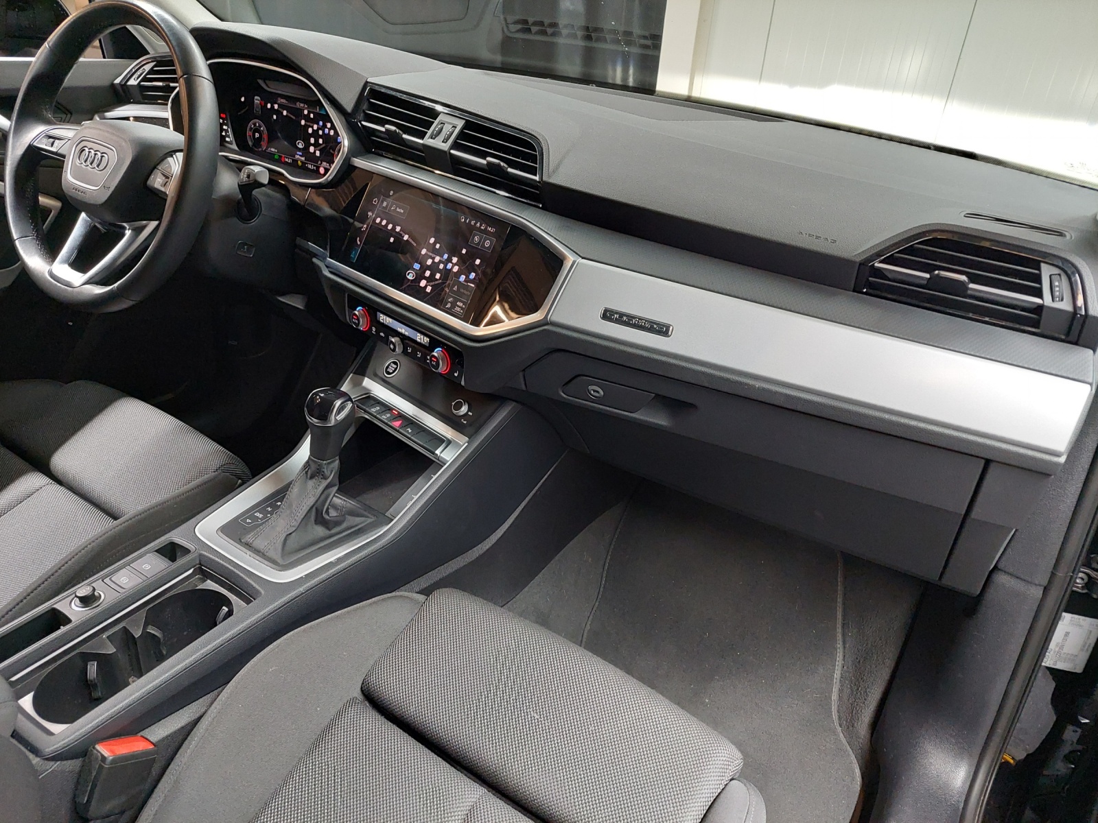 AUDI Q3 35 TDI S line quattro S-tronic-image-9