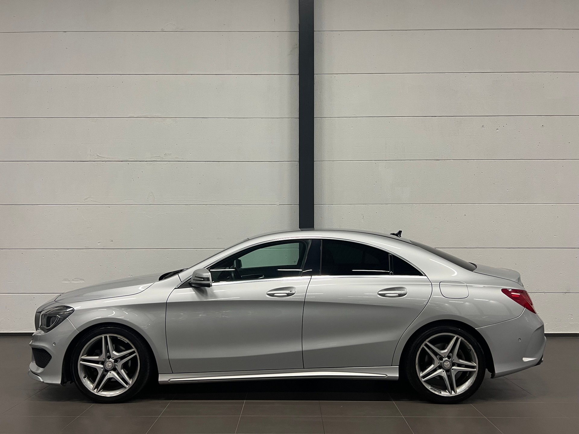 MERCEDES-BENZ CLA 200 AMG Line 7G-DCT-image-8