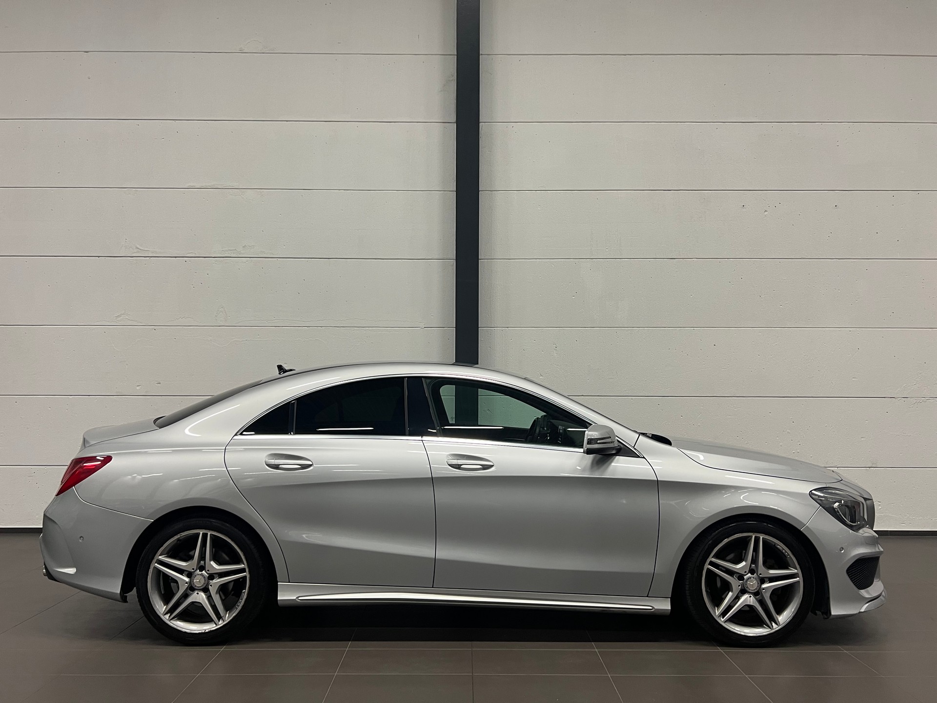 MERCEDES-BENZ CLA 200 AMG Line 7G-DCT-image-9