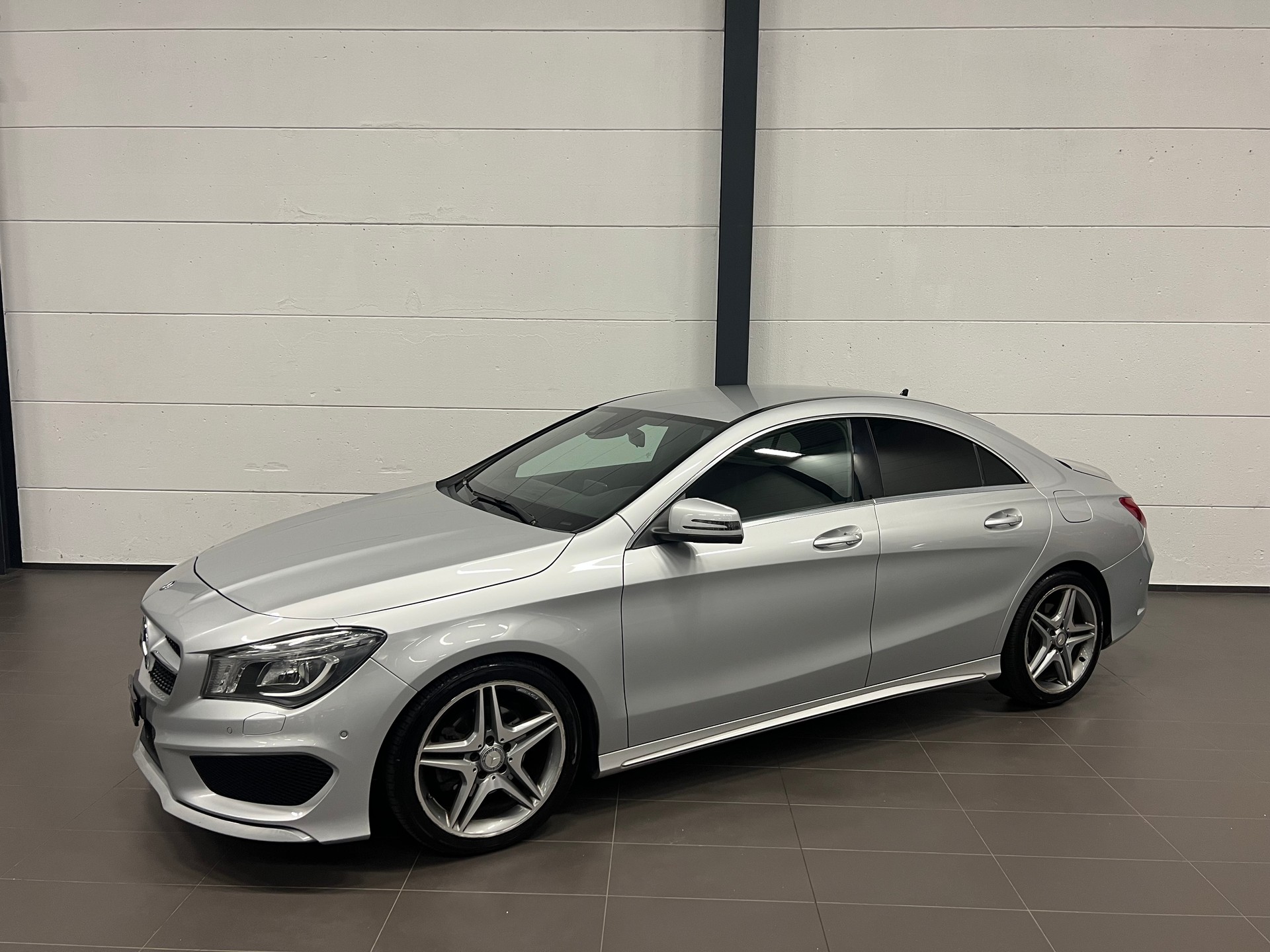 MERCEDES-BENZ CLA 200 AMG Line 7G-DCT-image-2