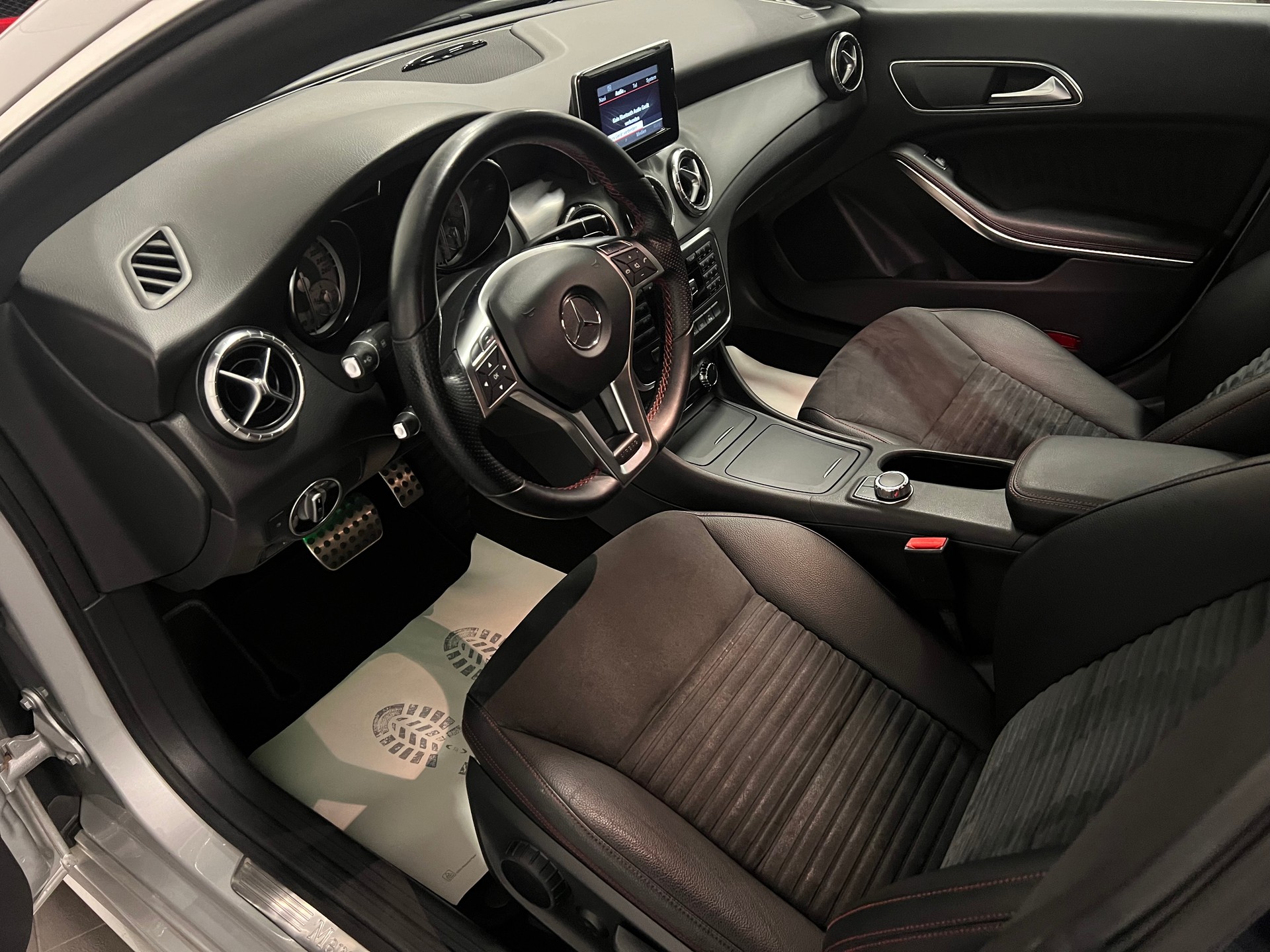 MERCEDES-BENZ CLA 200 AMG Line 7G-DCT-image-17