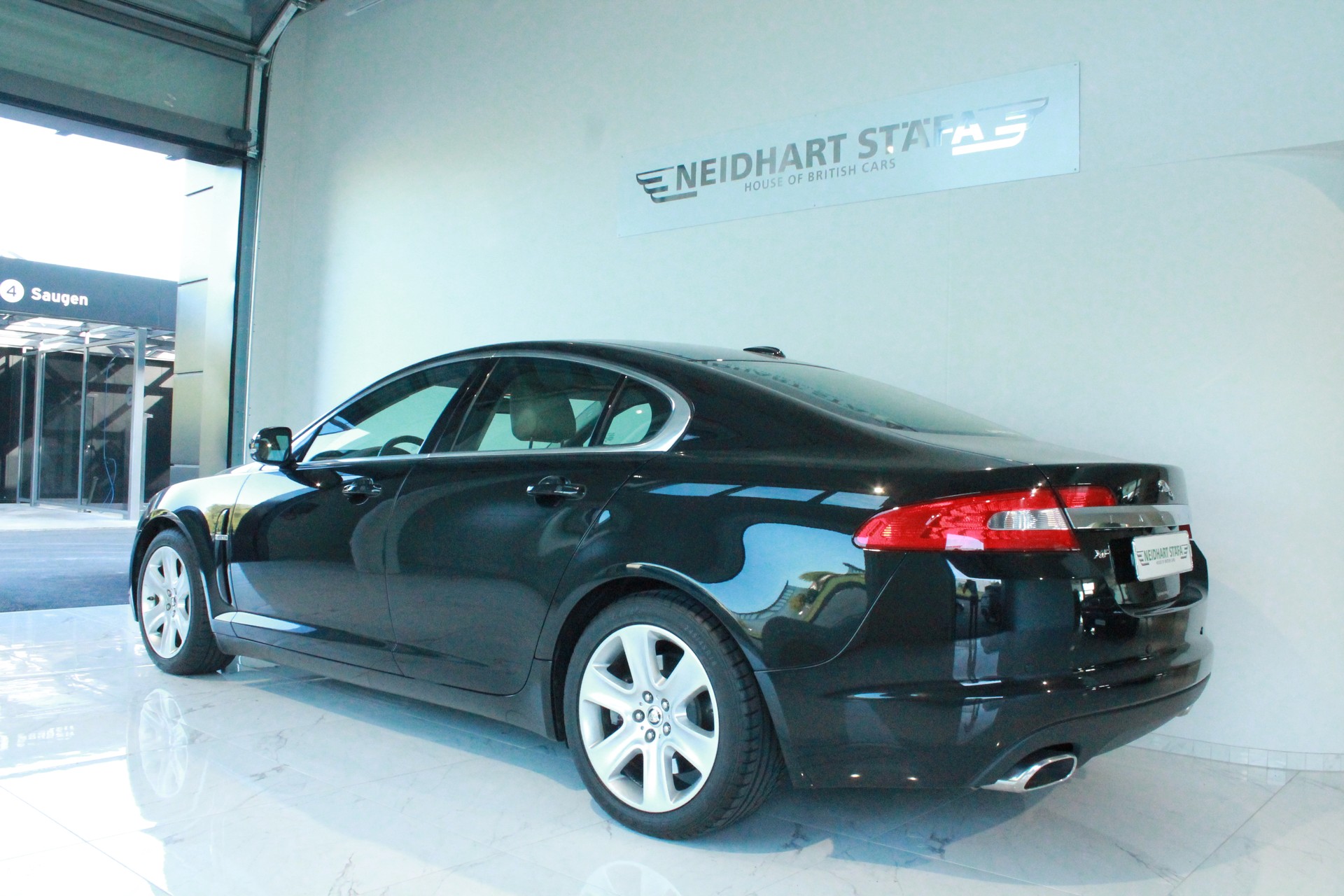 JAGUAR XF 3.0d S V6 Premium Luxury-showroom-element-1