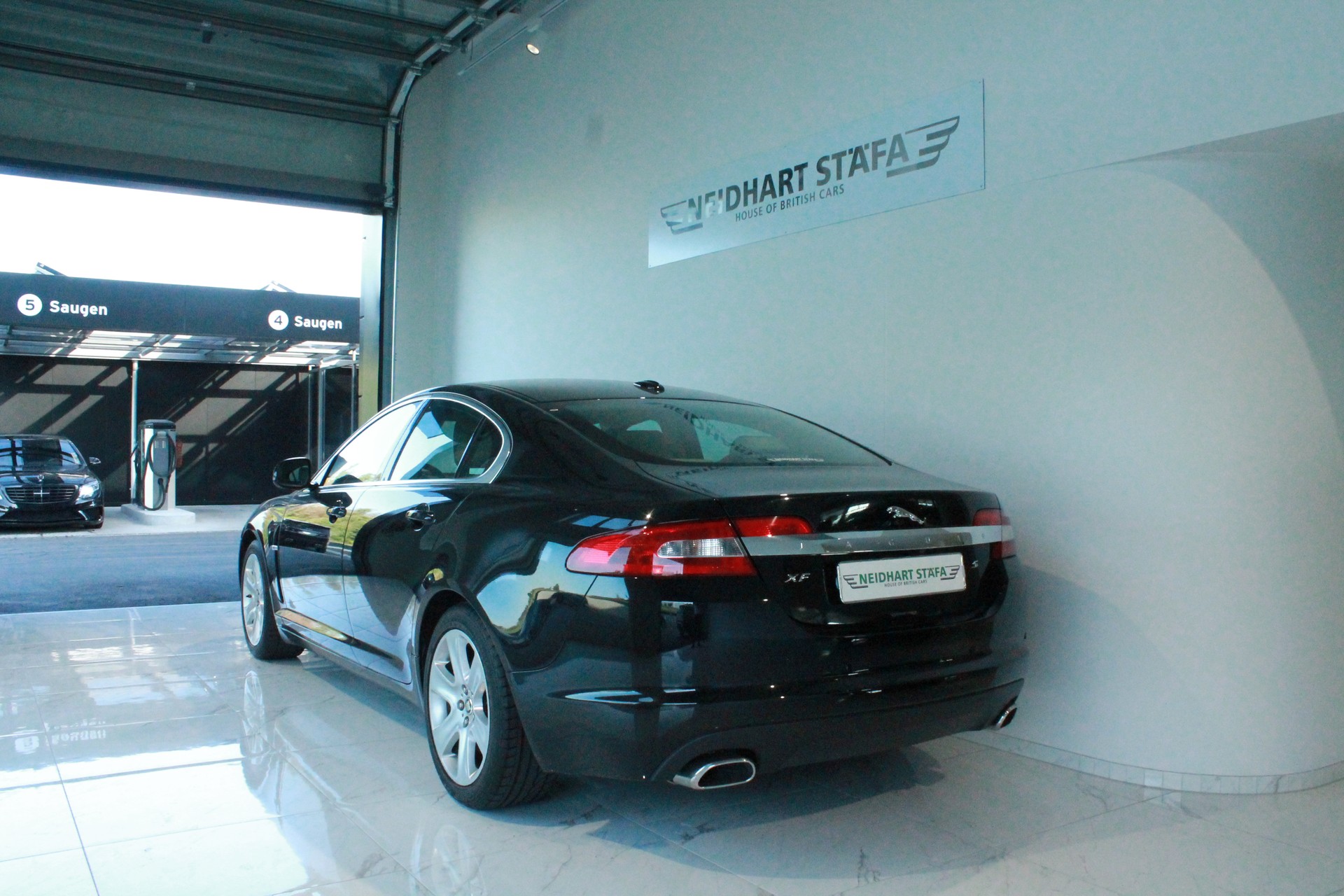 JAGUAR XF 3.0d S V6 Premium Luxury-showroom-element-2