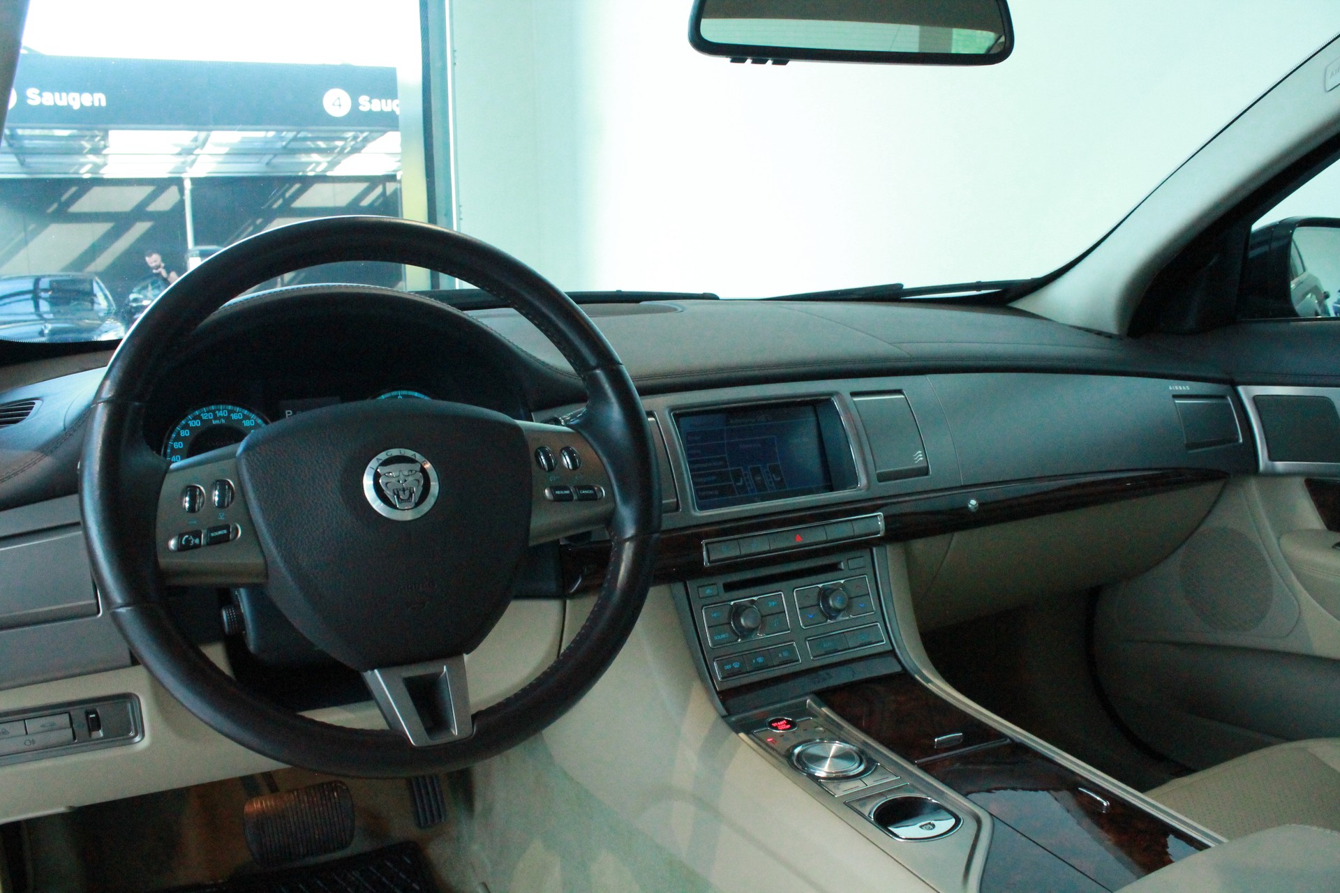 JAGUAR XF 3.0d S V6 Premium Luxury-showroom-element-3