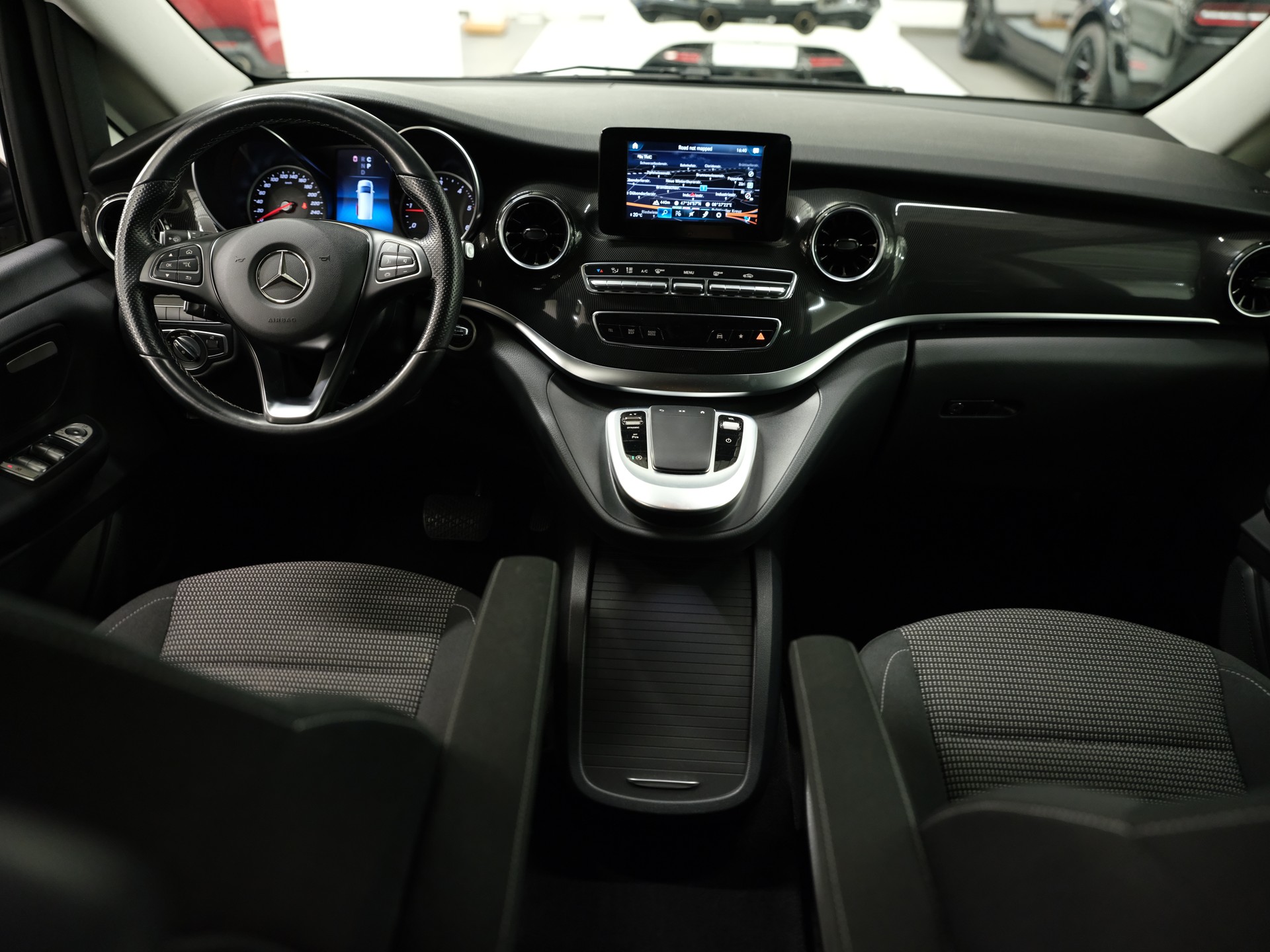 MERCEDES-BENZ V 220 d lang 4Matic 9G-Tronic-image-26