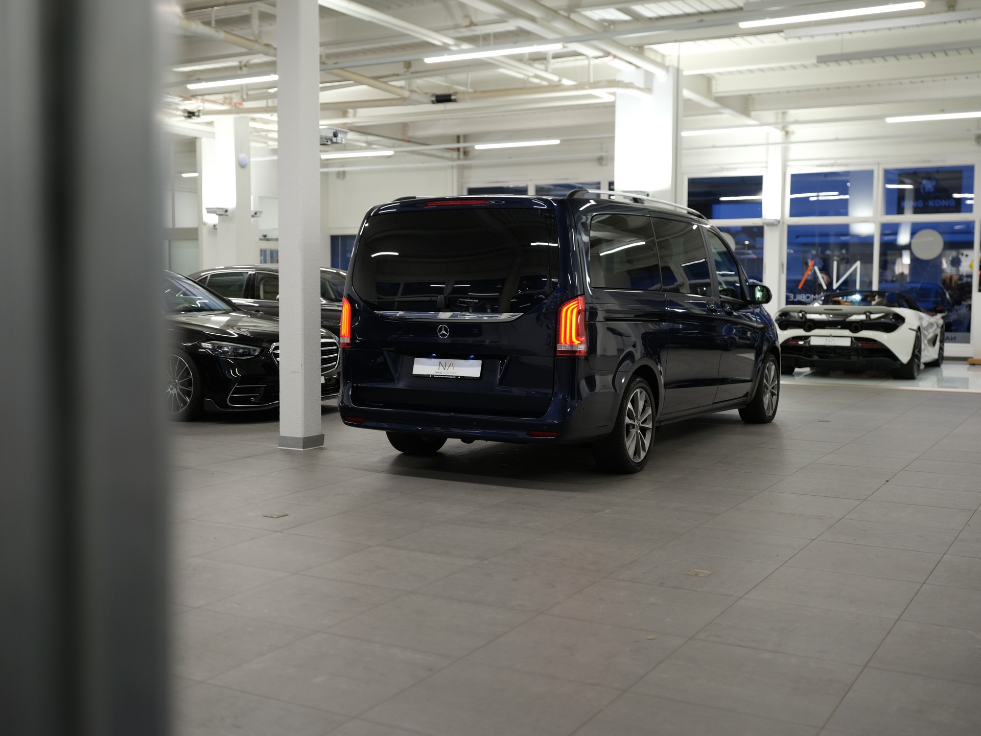 MERCEDES-BENZ V 220 d lang 4Matic 9G-Tronic-image-12