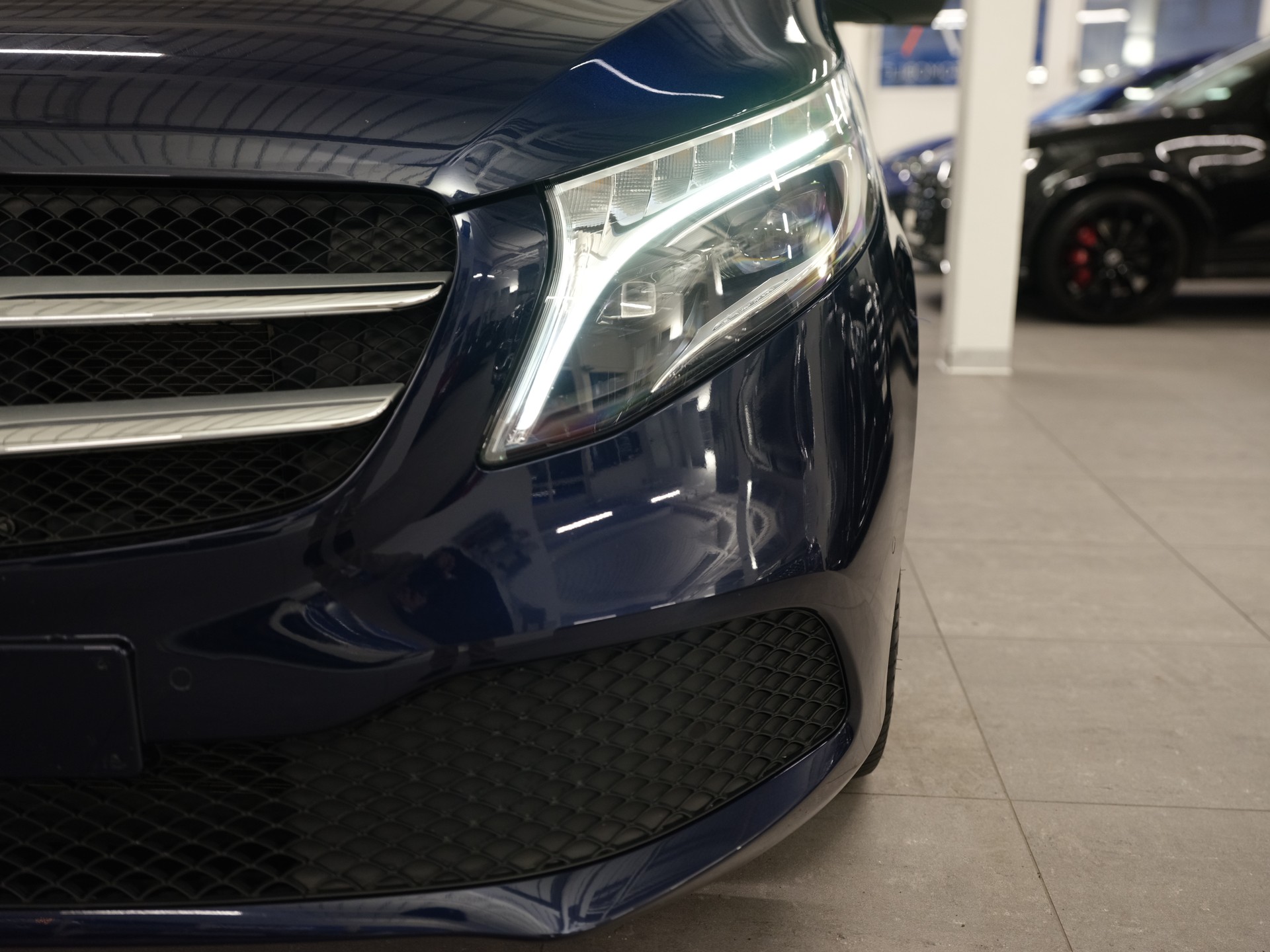 MERCEDES-BENZ V 220 d lang 4Matic 9G-Tronic-image-9
