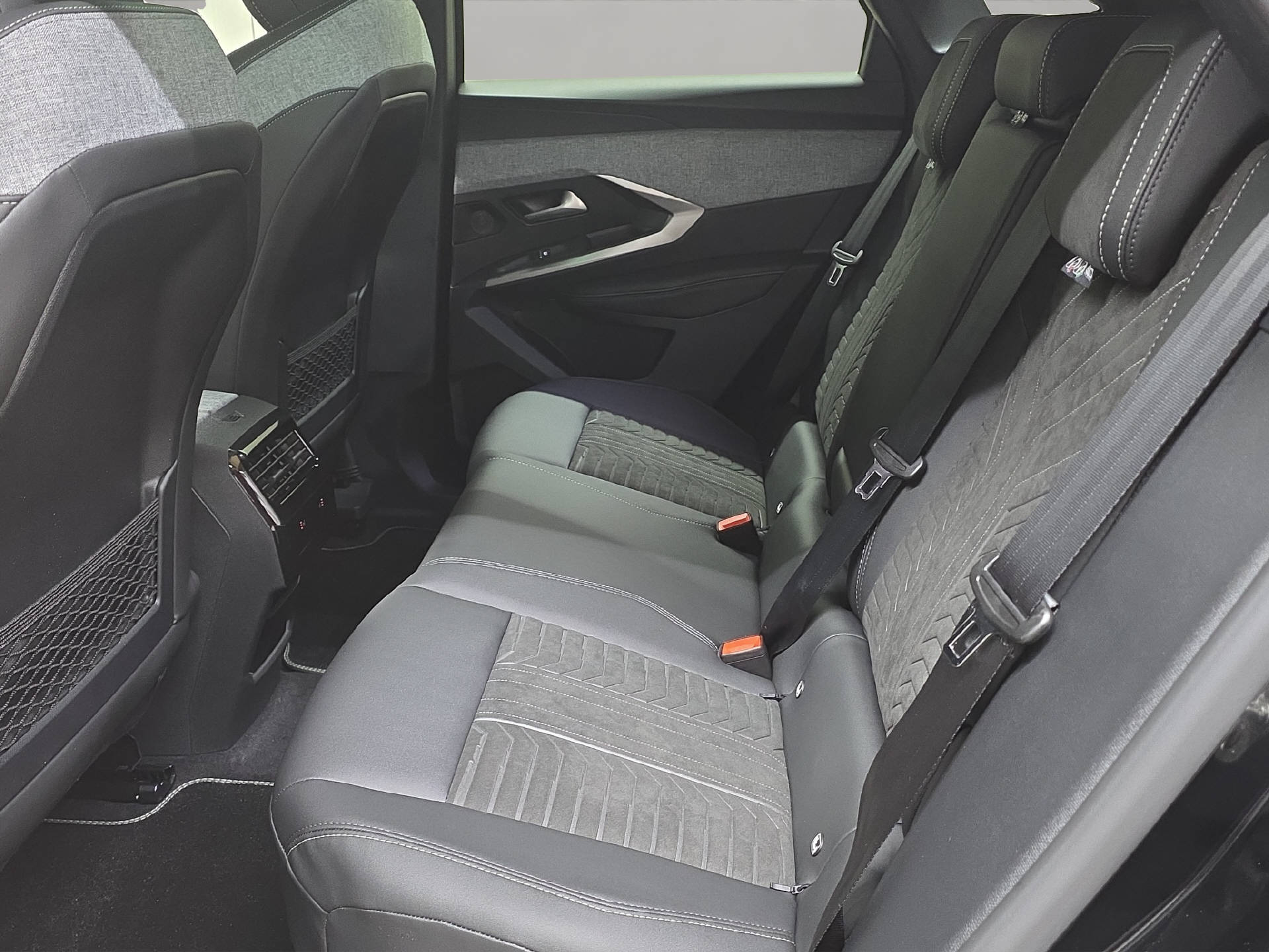 PEUGEOT 3008 1.6 Plug-in Hybrid 195 GT-image-9