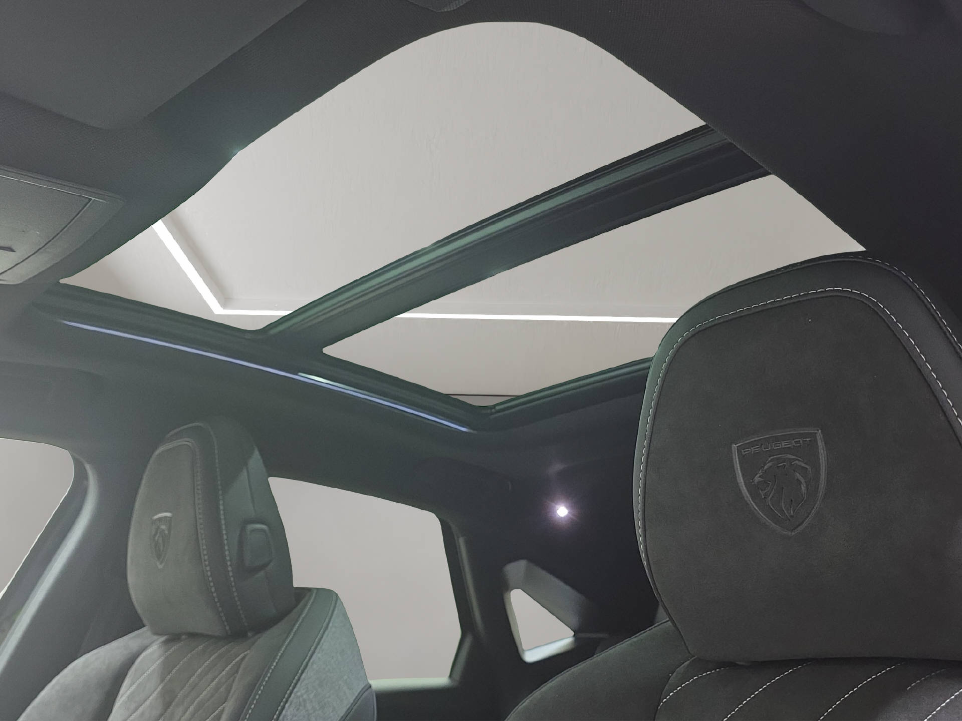 PEUGEOT 3008 1.6 Plug-in Hybrid 195 GT-image-13