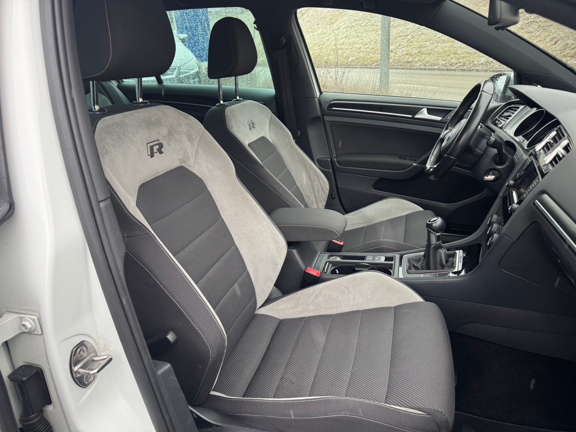 VW Golf 2.0 TSI R 4Motion-image-6