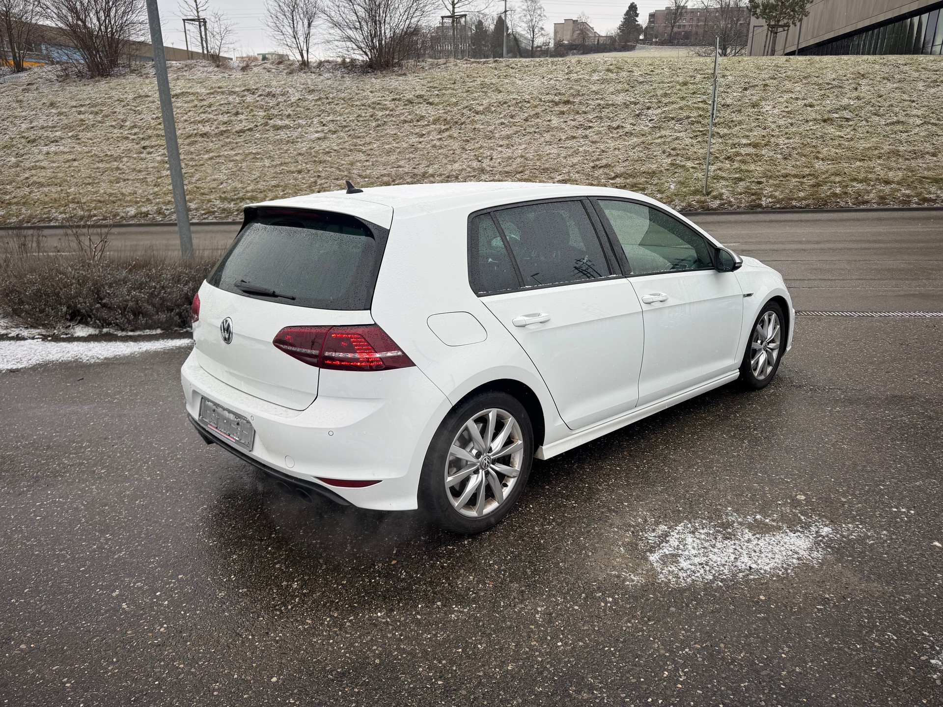 VW Golf 2.0 TSI R 4Motion-image-3