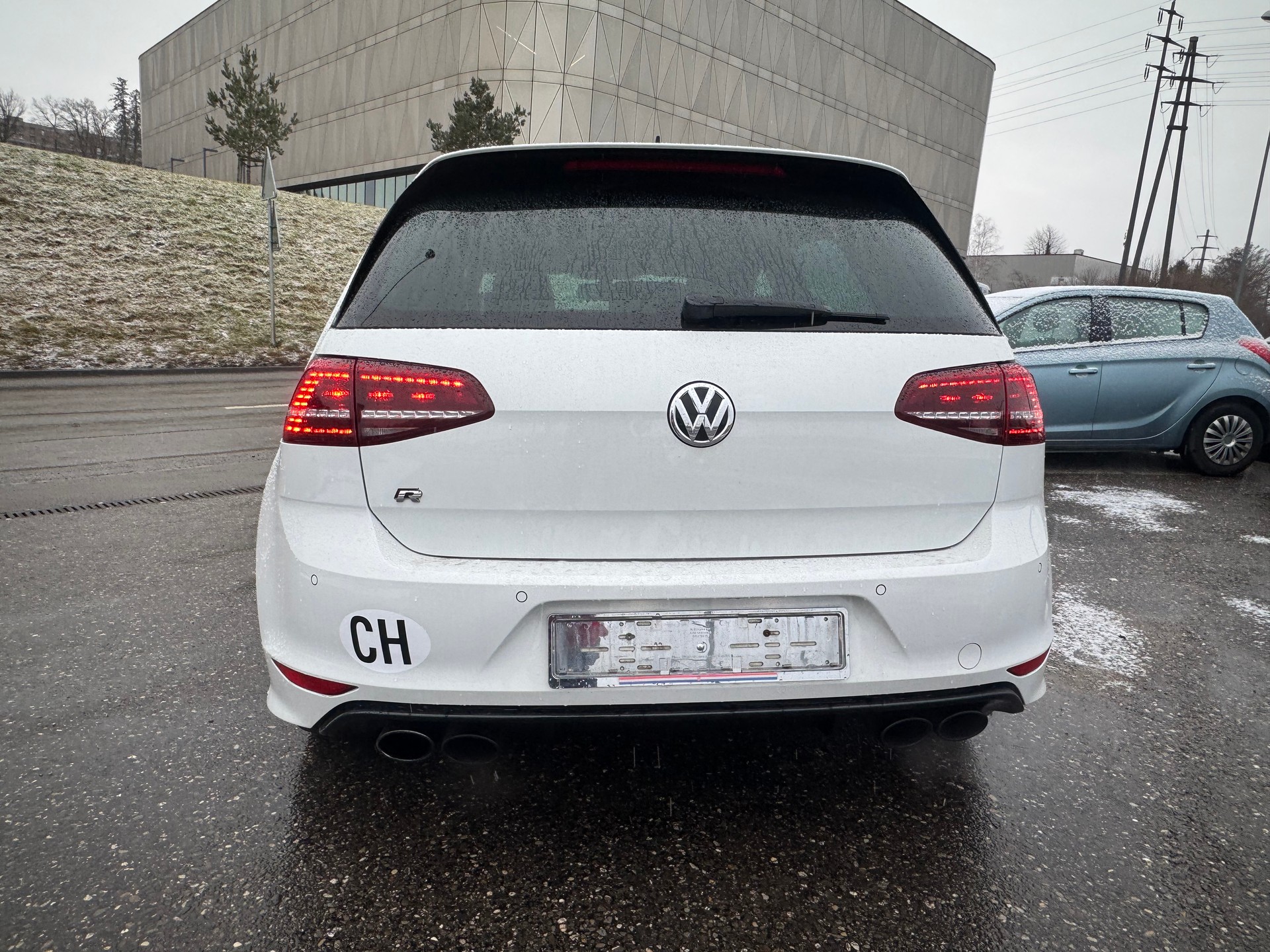 VW Golf 2.0 TSI R 4Motion-image-4