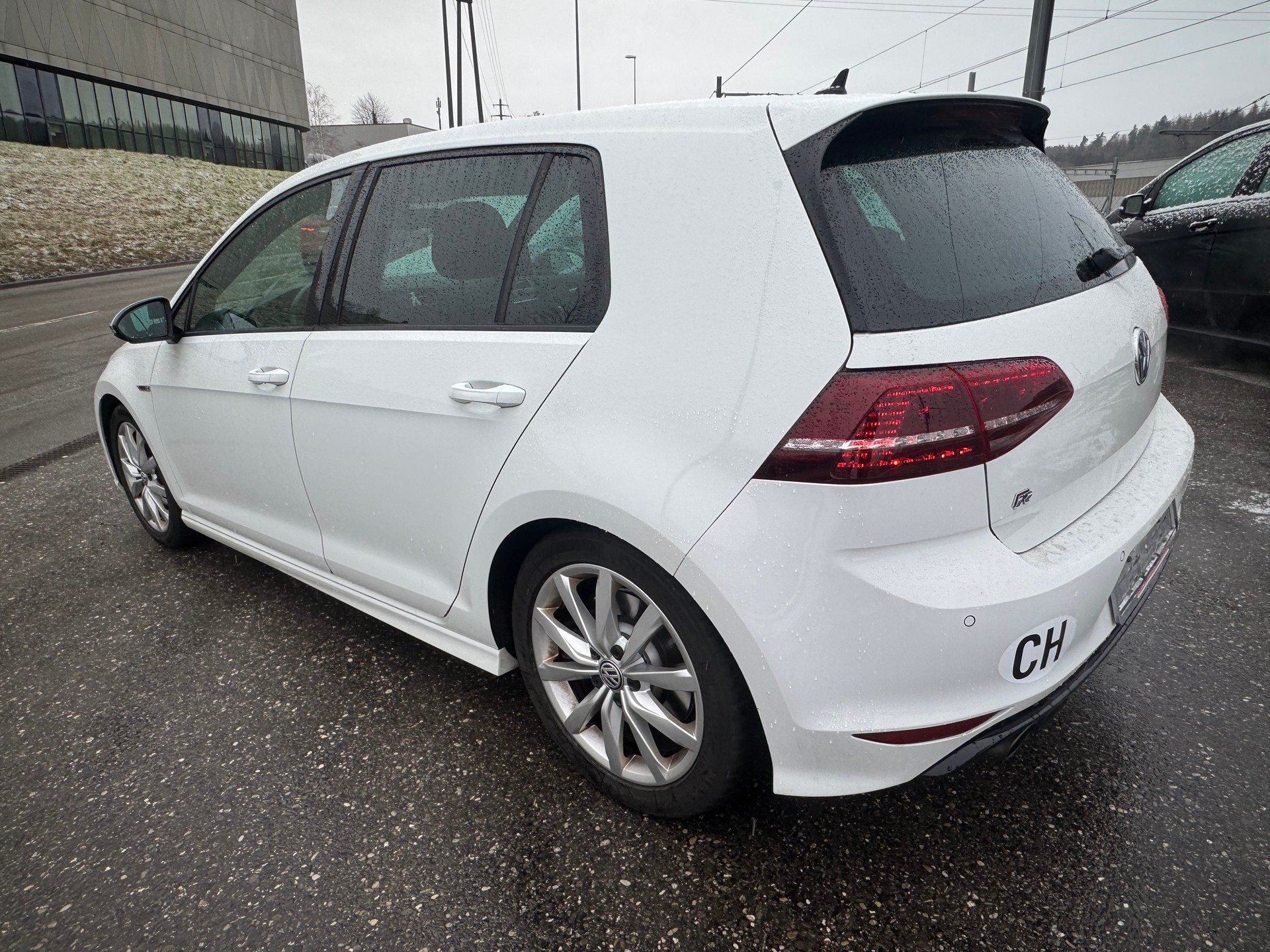 VW Golf 2.0 TSI R 4Motion-image-5