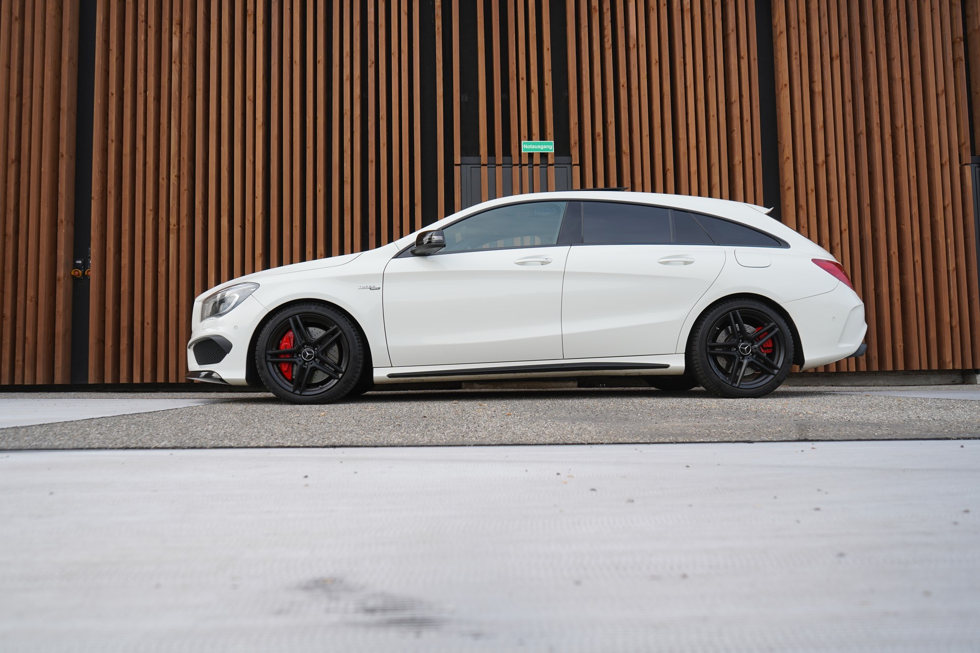 MERCEDES-BENZ CLA SHOOTING BRAKE 45 AMG NIGHT 4MATIC SPEEDSHIFT l 381 PS-image-1