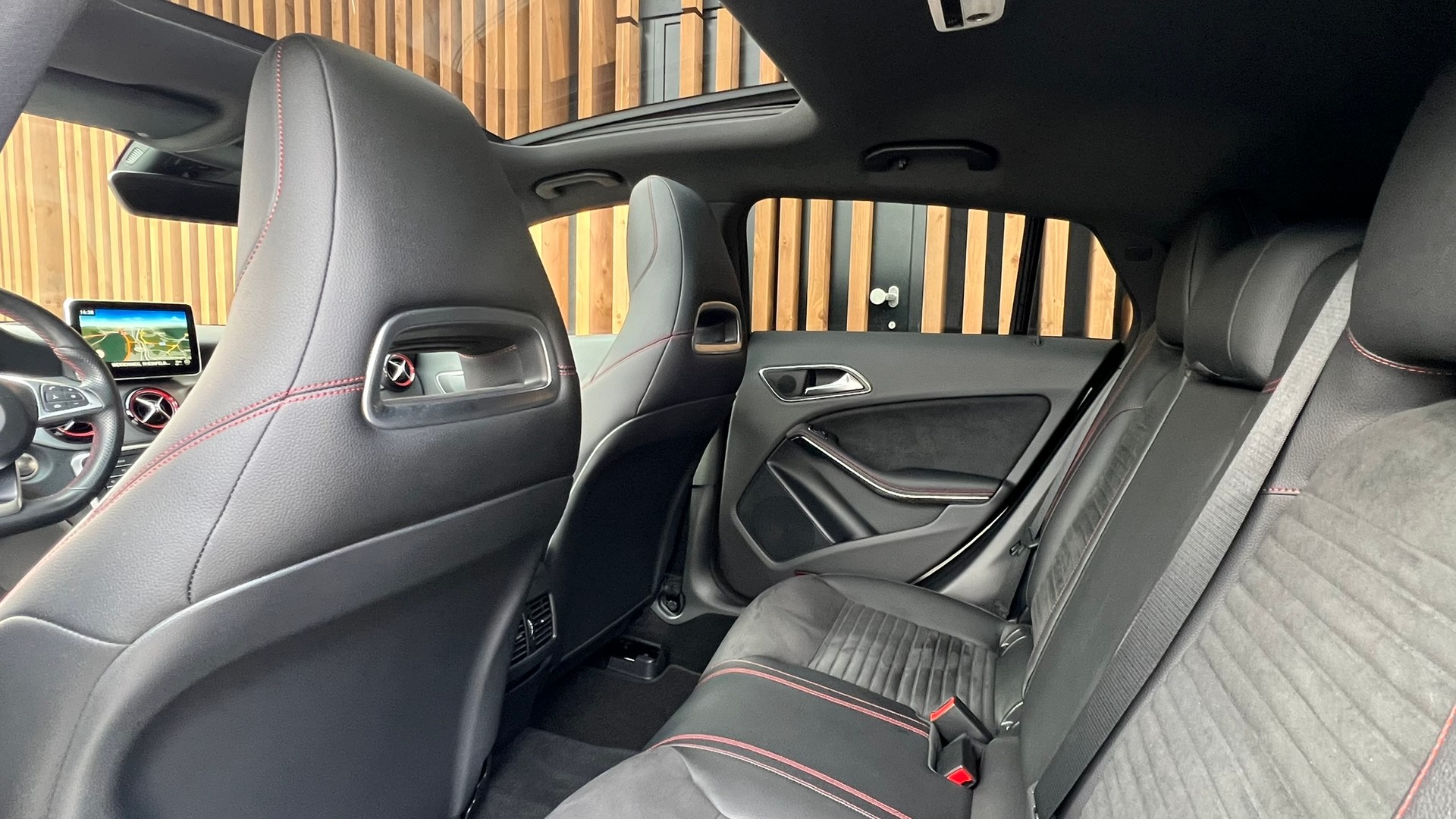 MERCEDES-BENZ CLA SHOOTING BRAKE 45 AMG NIGHT 4MATIC SPEEDSHIFT l 381 PS-image-26