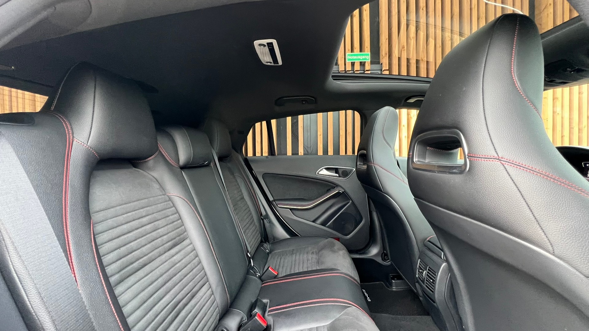 MERCEDES-BENZ CLA SHOOTING BRAKE 45 AMG NIGHT 4MATIC SPEEDSHIFT l 381 PS-image-27
